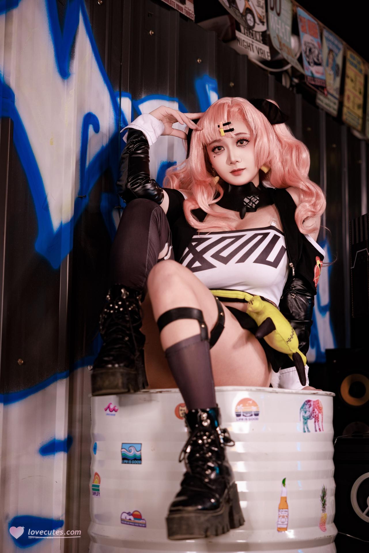 [cosplay] 阿雪雪 - NIKKE胜利女神 妮可：ผมสีชมพู เสื้อแจ็กเก็ตสตรีท ถุงน่องดำ ภาพขนาดใหญ่ 92P1V