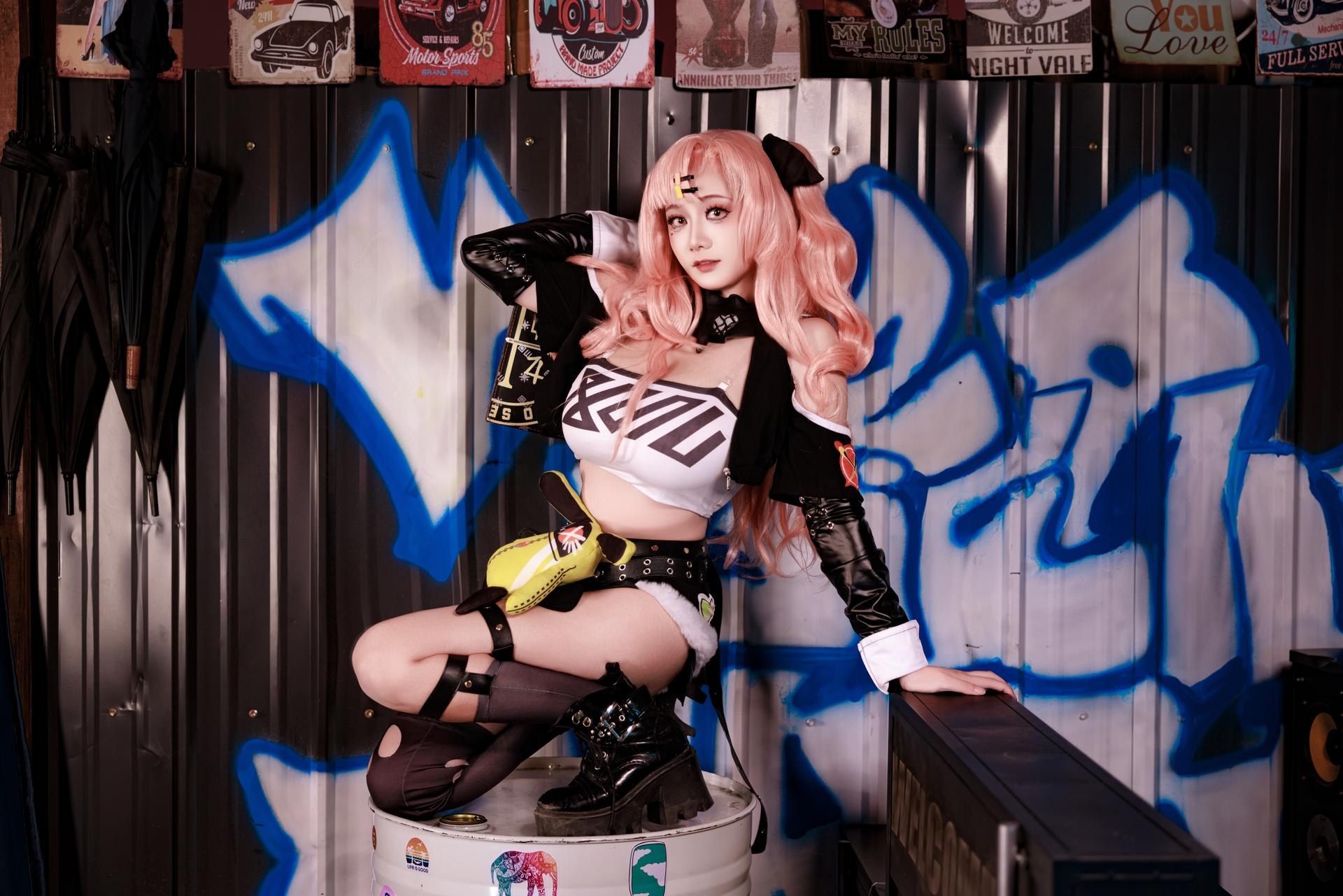 [cosplay] 阿雪雪 - NIKKE胜利女神 妮可：ผมสีชมพู เสื้อแจ็กเก็ตสตรีท ถุงน่องดำ ภาพขนาดใหญ่ 92P1V