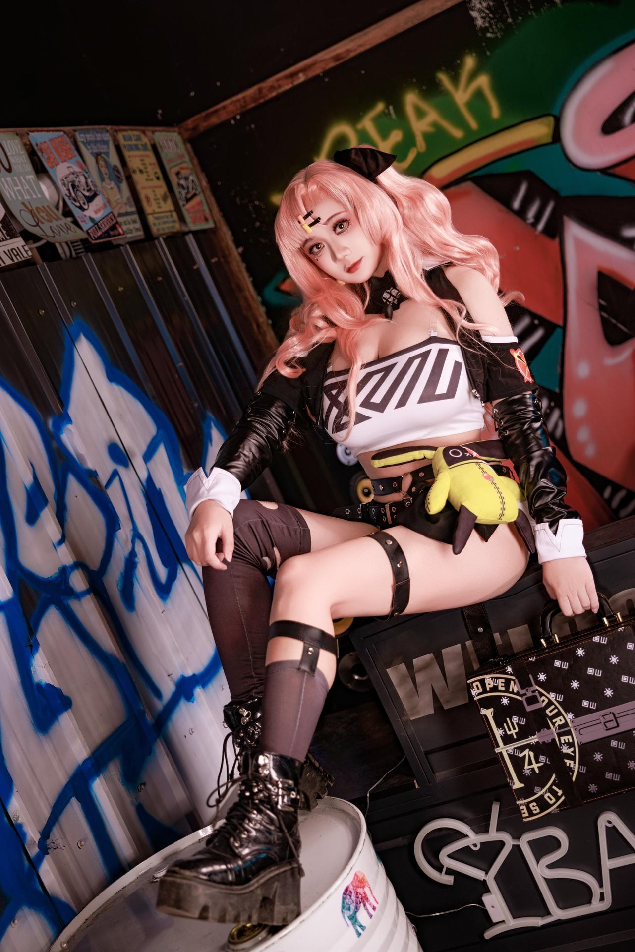 [cosplay] 阿雪雪 - NIKKE胜利女神 妮可：ผมสีชมพู เสื้อแจ็กเก็ตสตรีท ถุงน่องดำ ภาพขนาดใหญ่ 92P1V