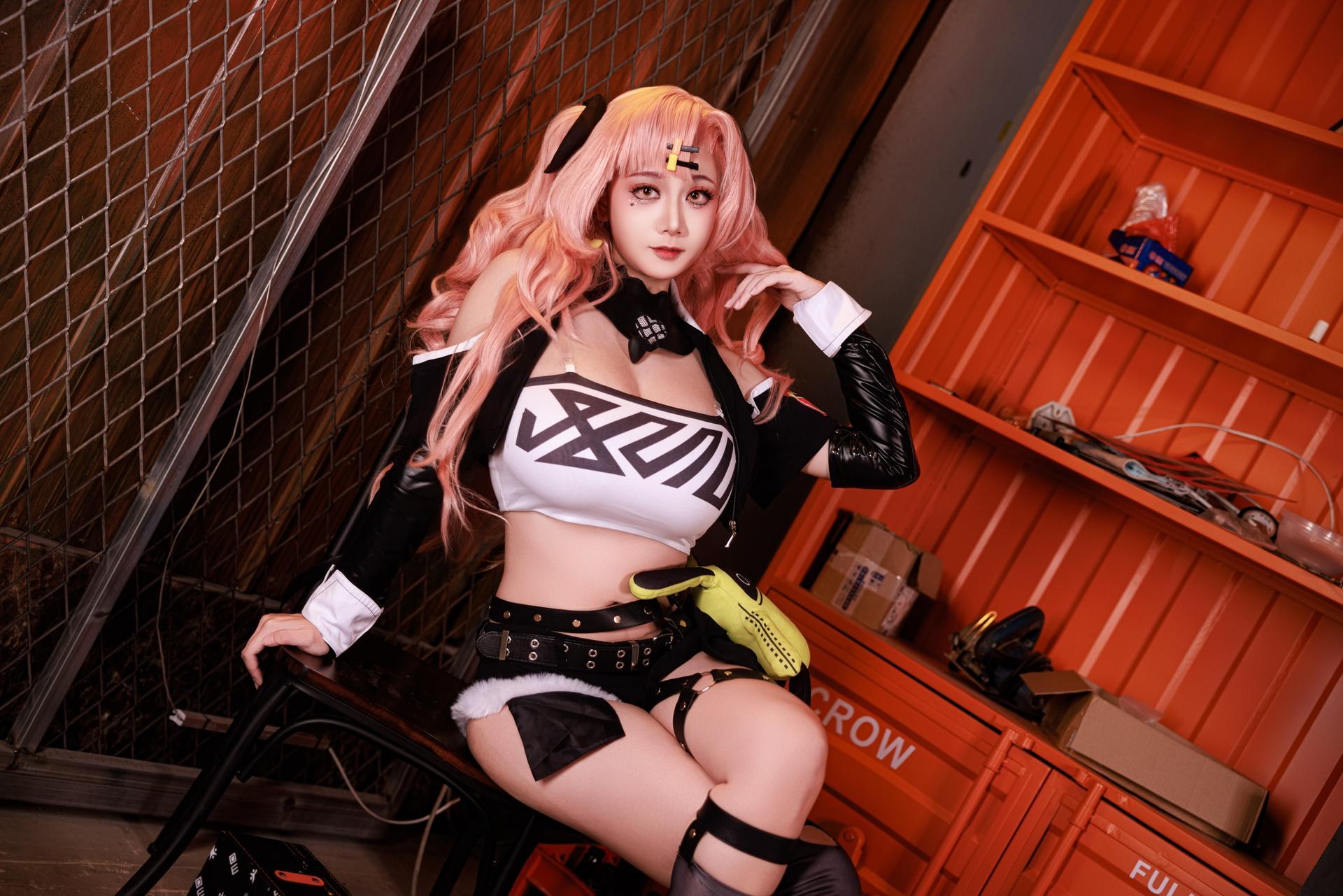 [cosplay] 阿雪雪 - NIKKE胜利女神 妮可：ผมสีชมพู เสื้อแจ็กเก็ตสตรีท ถุงน่องดำ ภาพขนาดใหญ่ 92P1V