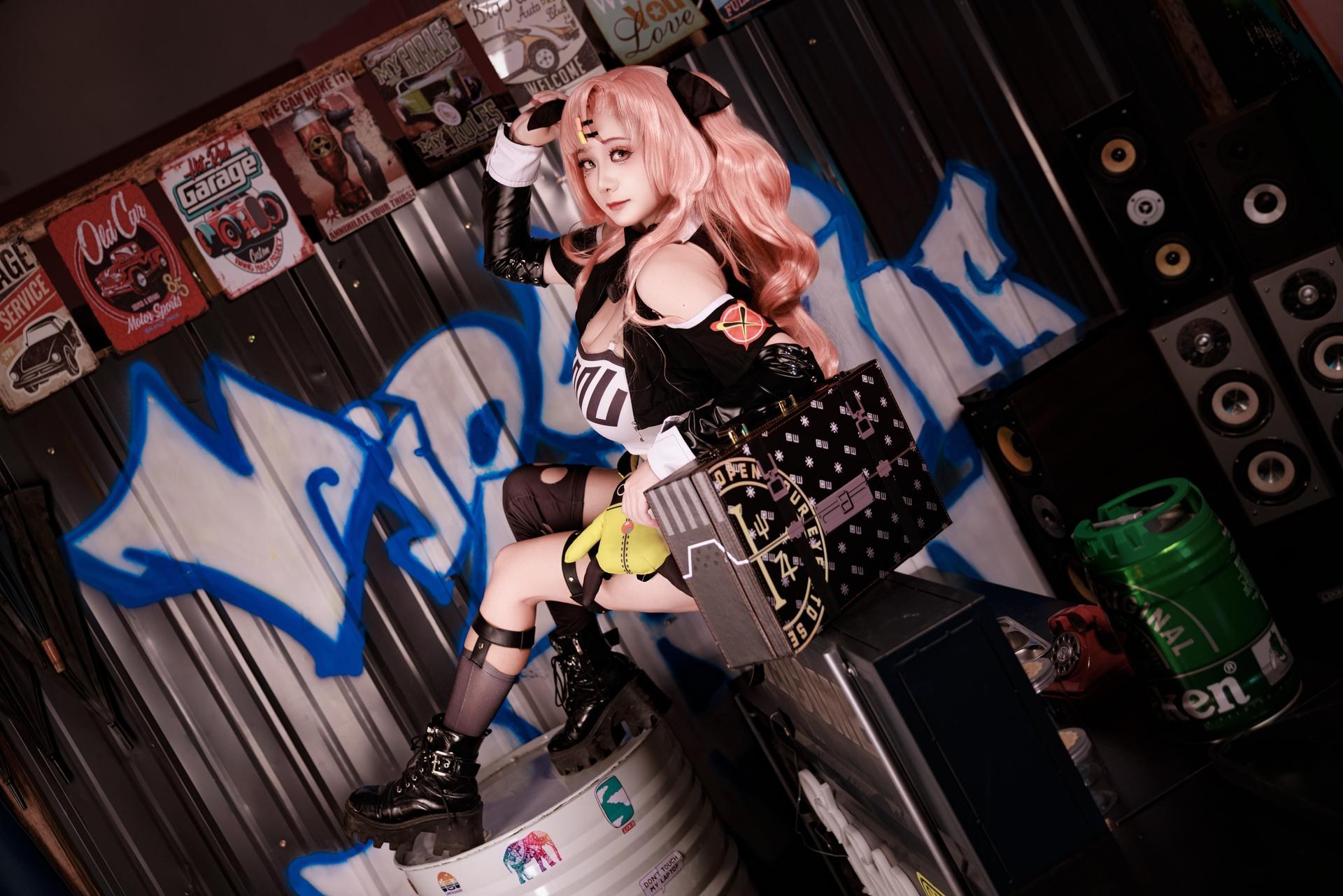 [cosplay] 阿雪雪 - NIKKE胜利女神 妮可：ผมสีชมพู เสื้อแจ็กเก็ตสตรีท ถุงน่องดำ ภาพขนาดใหญ่ 92P1V