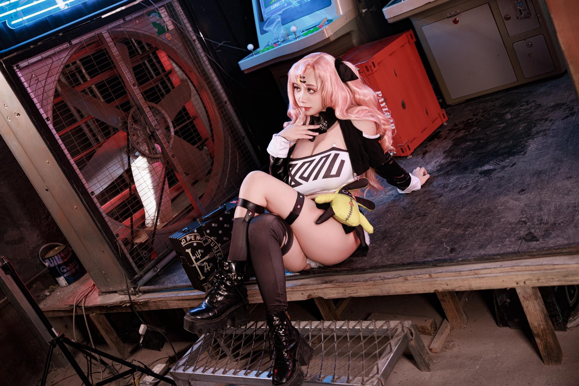[cosplay] 阿雪雪 - NIKKE胜利女神 妮可：ผมสีชมพู เสื้อแจ็กเก็ตสตรีท ถุงน่องดำ ภาพขนาดใหญ่ 92P1V