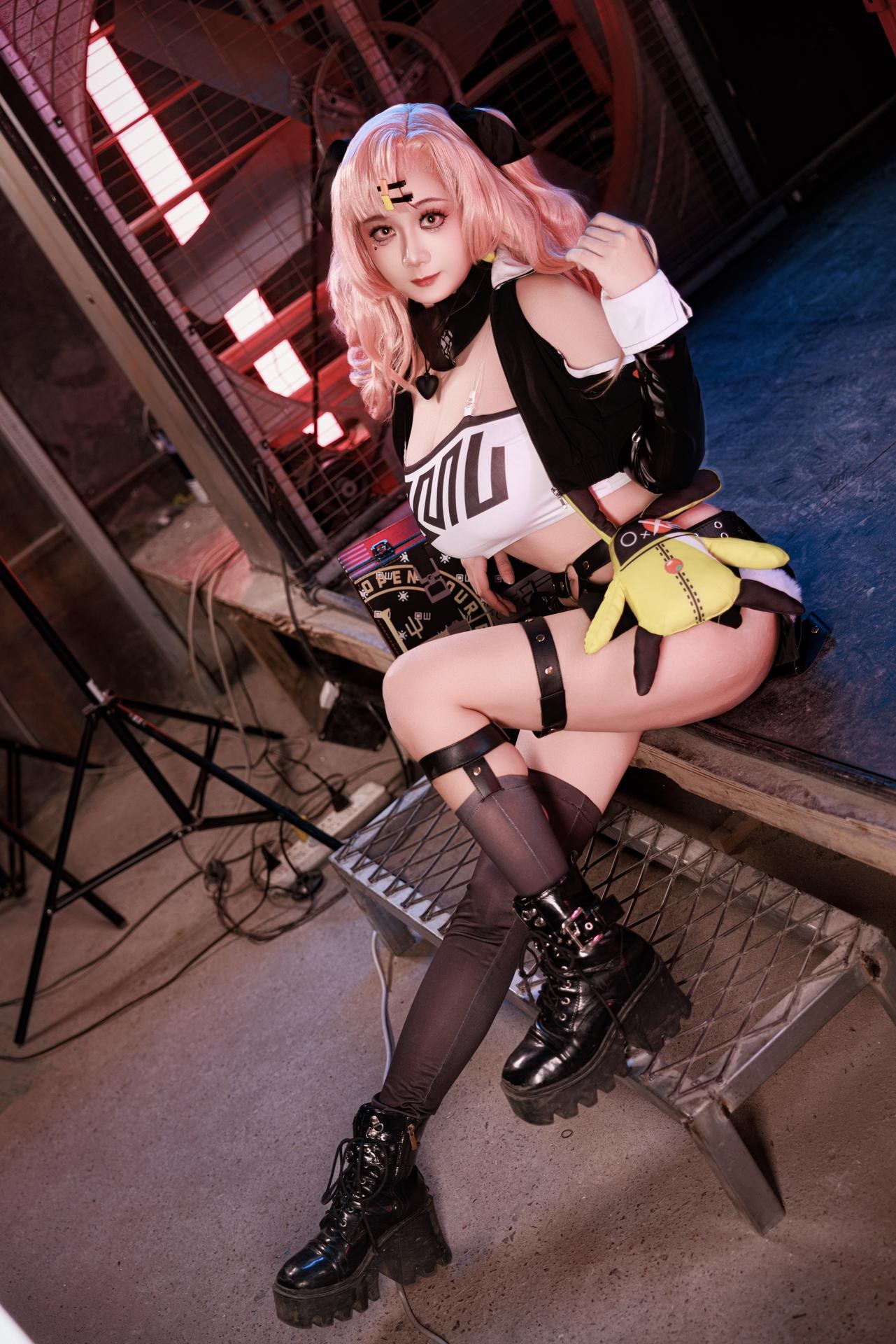 [cosplay] 阿雪雪 - NIKKE胜利女神 妮可：ผมสีชมพู เสื้อแจ็กเก็ตสตรีท ถุงน่องดำ ภาพขนาดใหญ่ 92P1V