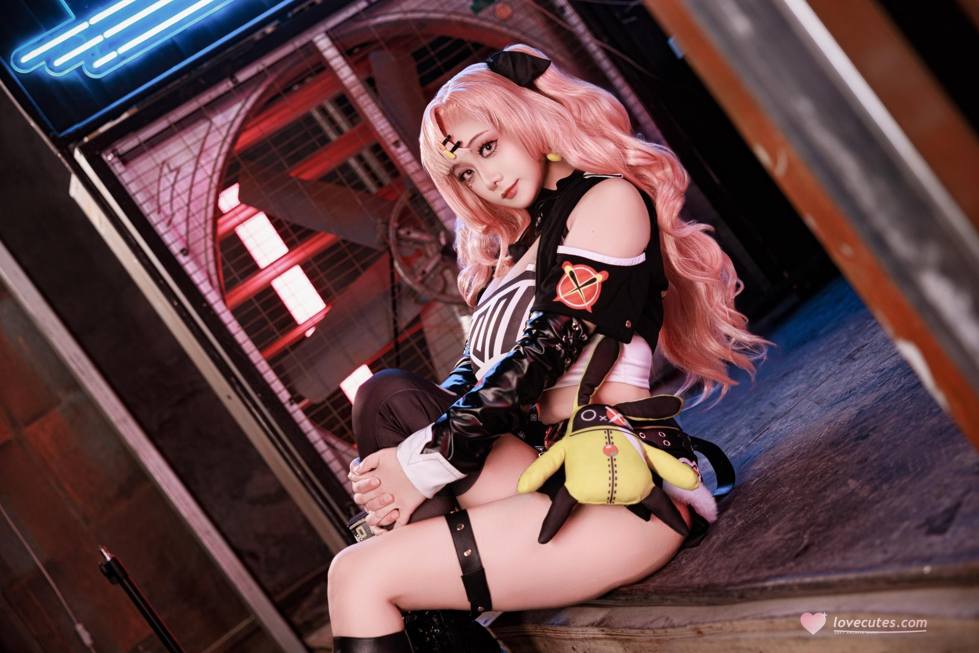 [cosplay] 阿雪雪 - NIKKE胜利女神 妮可：ผมสีชมพู เสื้อแจ็กเก็ตสตรีท ถุงน่องดำ ภาพขนาดใหญ่ 92P1V