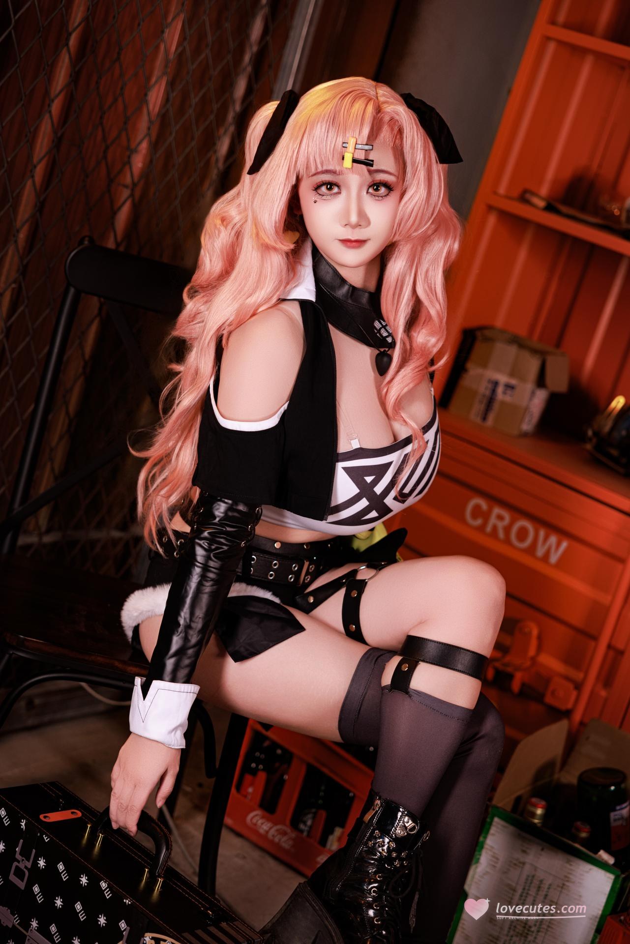 [cosplay] 阿雪雪 - NIKKE胜利女神 妮可：ผมสีชมพู เสื้อแจ็กเก็ตสตรีท ถุงน่องดำ ภาพขนาดใหญ่ 92P1V