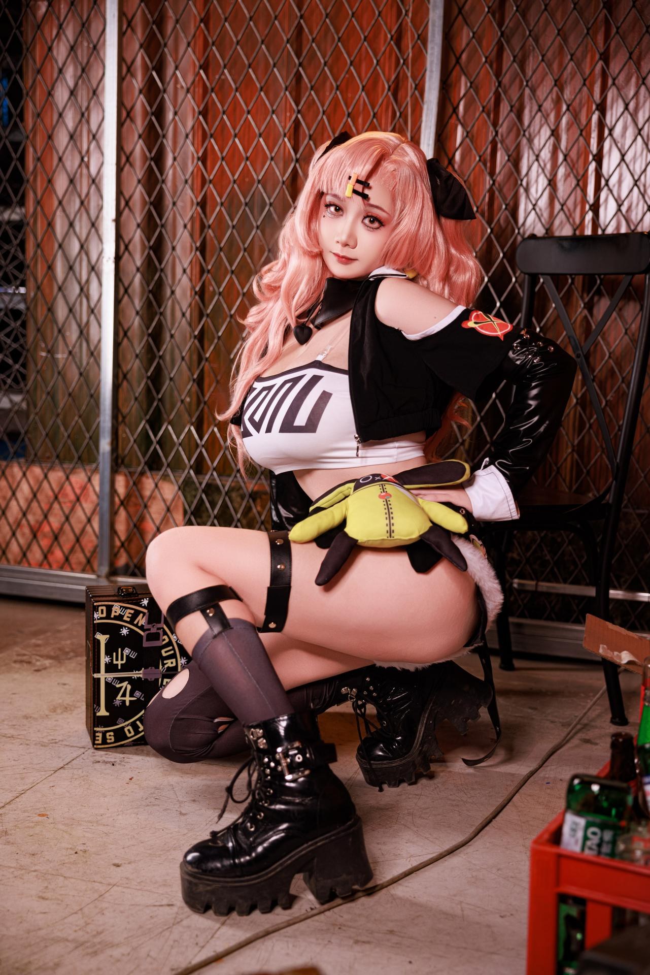 [cosplay] 阿雪雪 - NIKKE胜利女神 妮可：ผมสีชมพู เสื้อแจ็กเก็ตสตรีท ถุงน่องดำ ภาพขนาดใหญ่ 92P1V