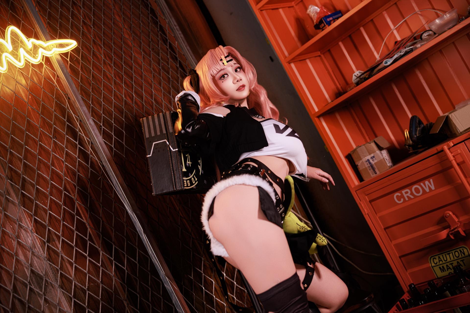 [cosplay] 阿雪雪 - NIKKE胜利女神 妮可：粉发街头夹克黑丝大尺度 92P1V