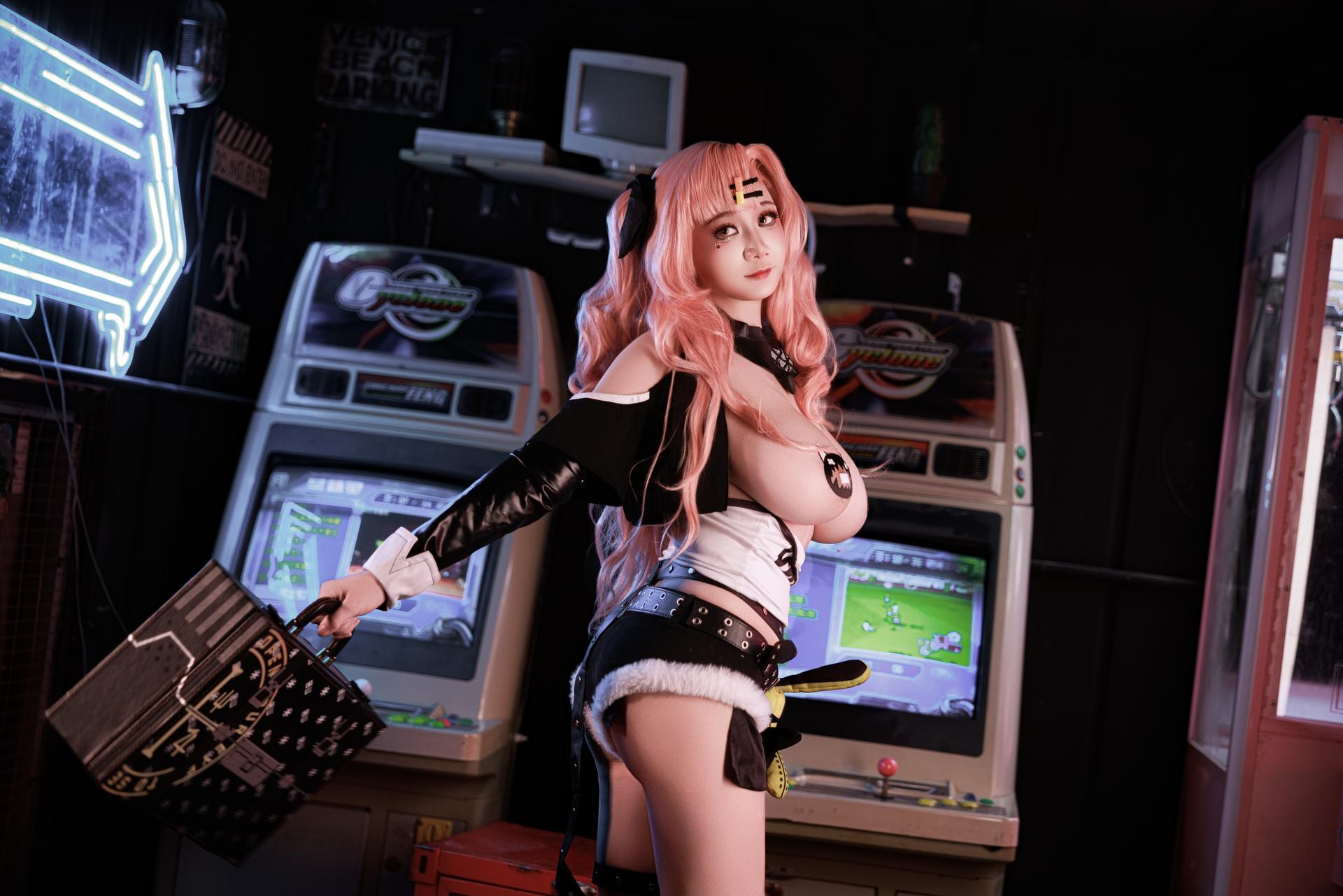 [cosplay] 阿雪雪 - NIKKE胜利女神 妮可：粉发街头夹克黑丝大尺度 92P1V