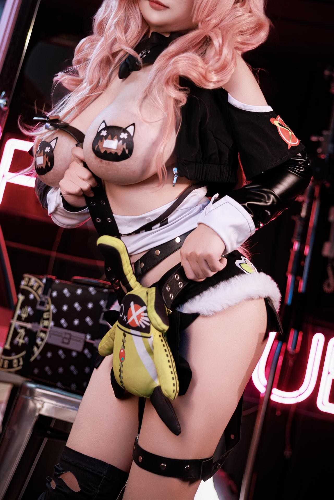 [cosplay] 阿雪雪 - NIKKE胜利女神 妮可：ผมสีชมพู เสื้อแจ็กเก็ตสตรีท ถุงน่องดำ ภาพขนาดใหญ่ 92P1V