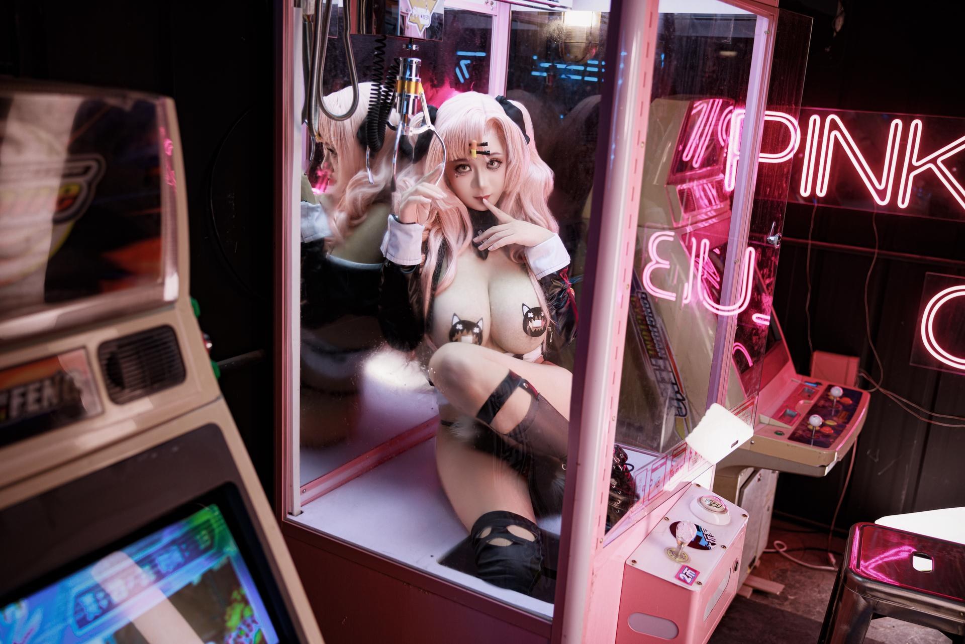[cosplay] 阿雪雪 - NIKKE胜利女神 妮可：ผมสีชมพู เสื้อแจ็กเก็ตสตรีท ถุงน่องดำ ภาพขนาดใหญ่ 92P1V