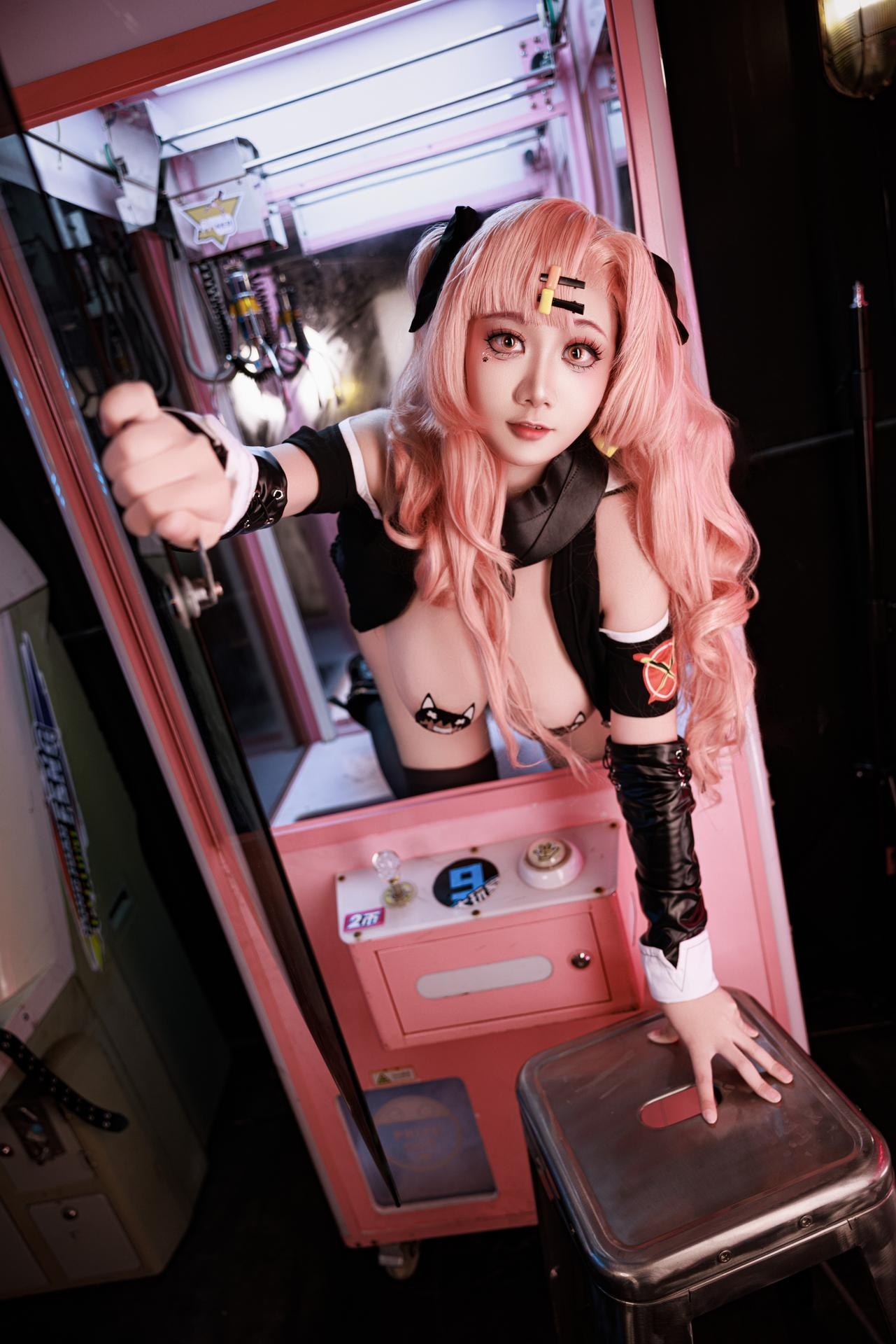 [cosplay] 阿雪雪 - NIKKE胜利女神 妮可：ผมสีชมพู เสื้อแจ็กเก็ตสตรีท ถุงน่องดำ ภาพขนาดใหญ่ 92P1V