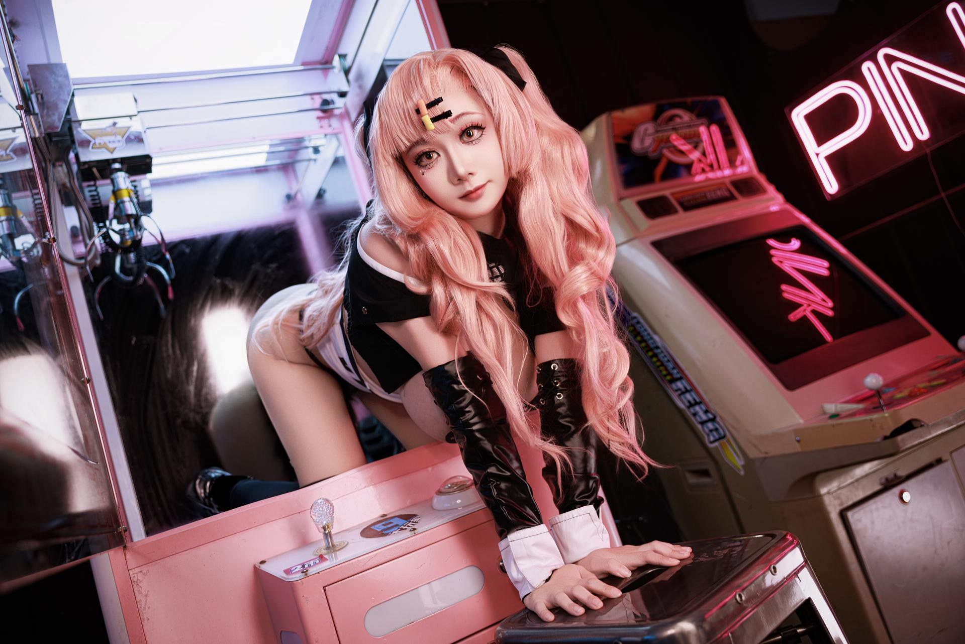 [cosplay] 阿雪雪 - NIKKE胜利女神 妮可：ผมสีชมพู เสื้อแจ็กเก็ตสตรีท ถุงน่องดำ ภาพขนาดใหญ่ 92P1V