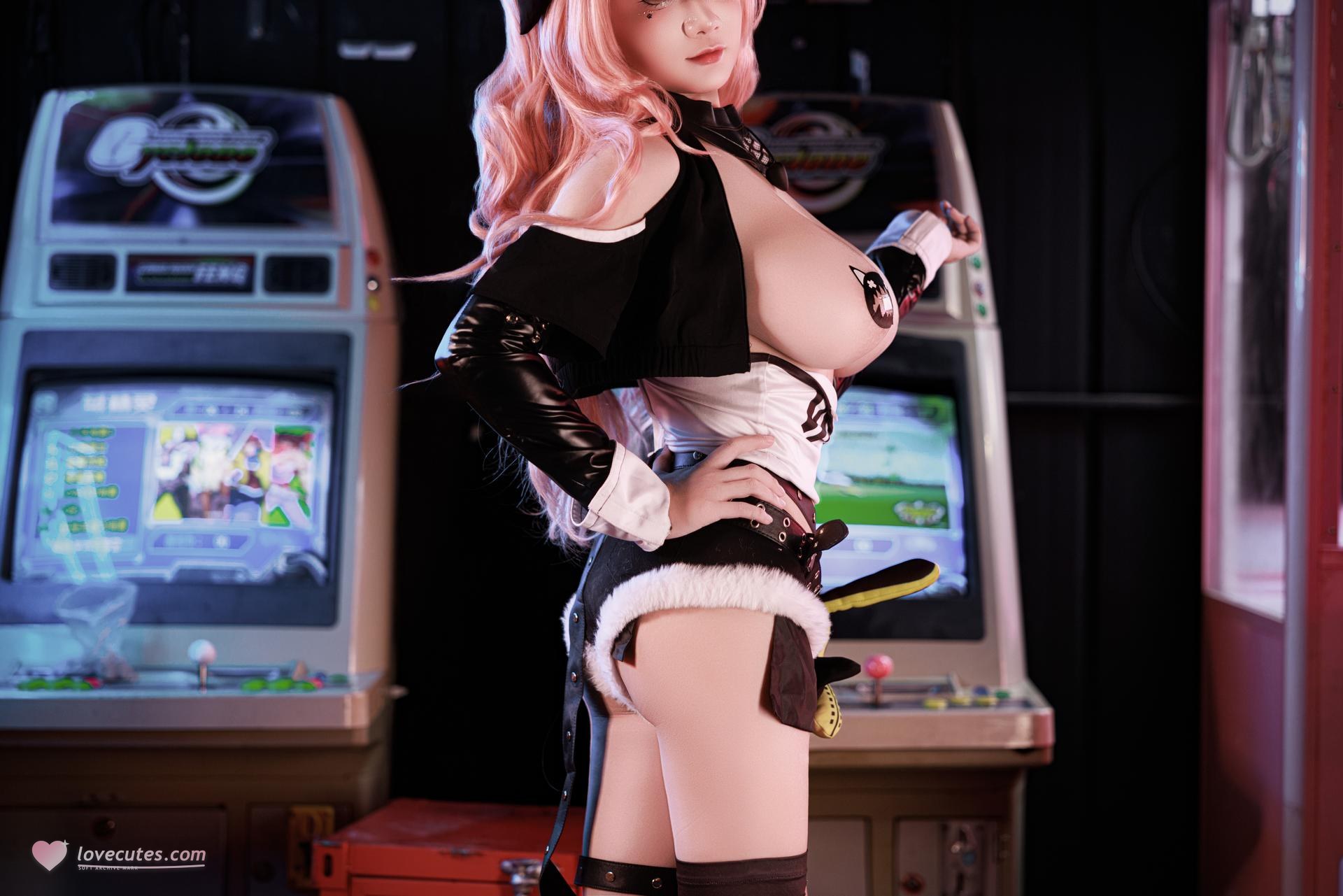 [cosplay] 阿雪雪 - NIKKE胜利女神 妮可：ผมสีชมพู เสื้อแจ็กเก็ตสตรีท ถุงน่องดำ ภาพขนาดใหญ่ 92P1V
