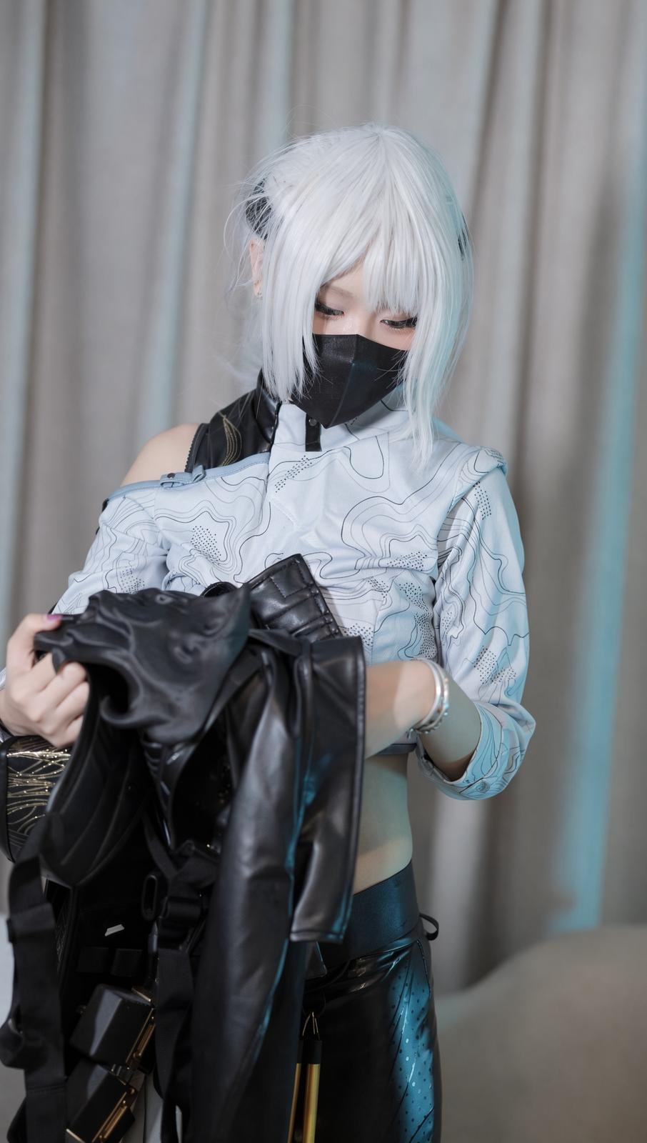 [cosplay] Mai Xiaowen - Girl Film Delta: white hair tactical outfit black stockings long legs 89P