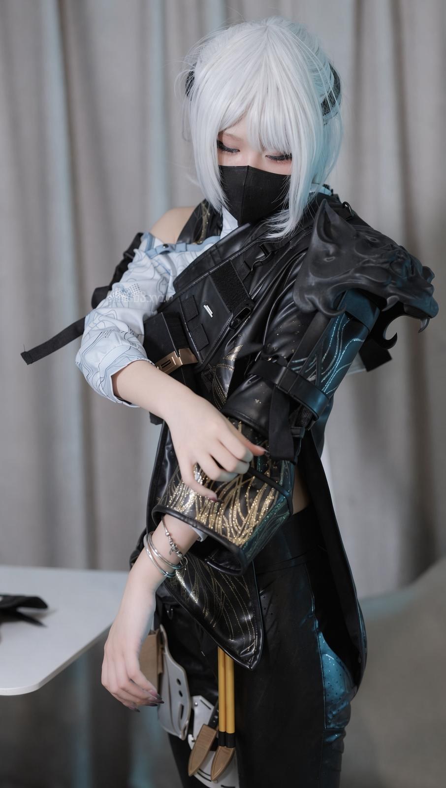 [cosplay] Mai Xiaowen - Girl Film Delta: white hair tactical outfit black stockings long legs 89P