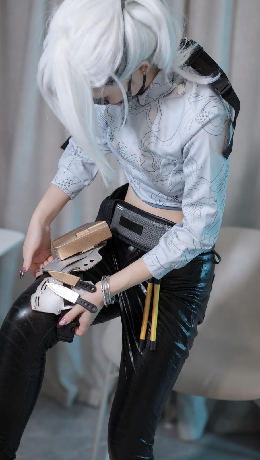 [cosplay] Mai Xiaowen - Girl Film Delta: white hair tactical outfit black stockings long legs 89P