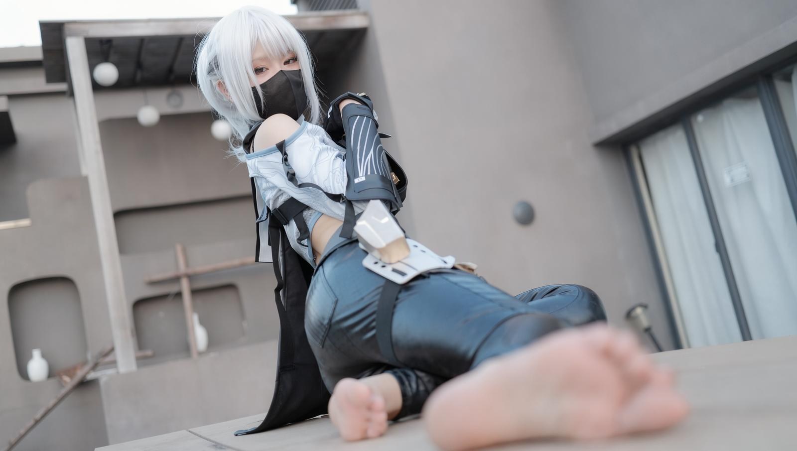 [cosplay] Mai Xiaowen - Girl Film Delta: white hair tactical outfit black stockings long legs 89P