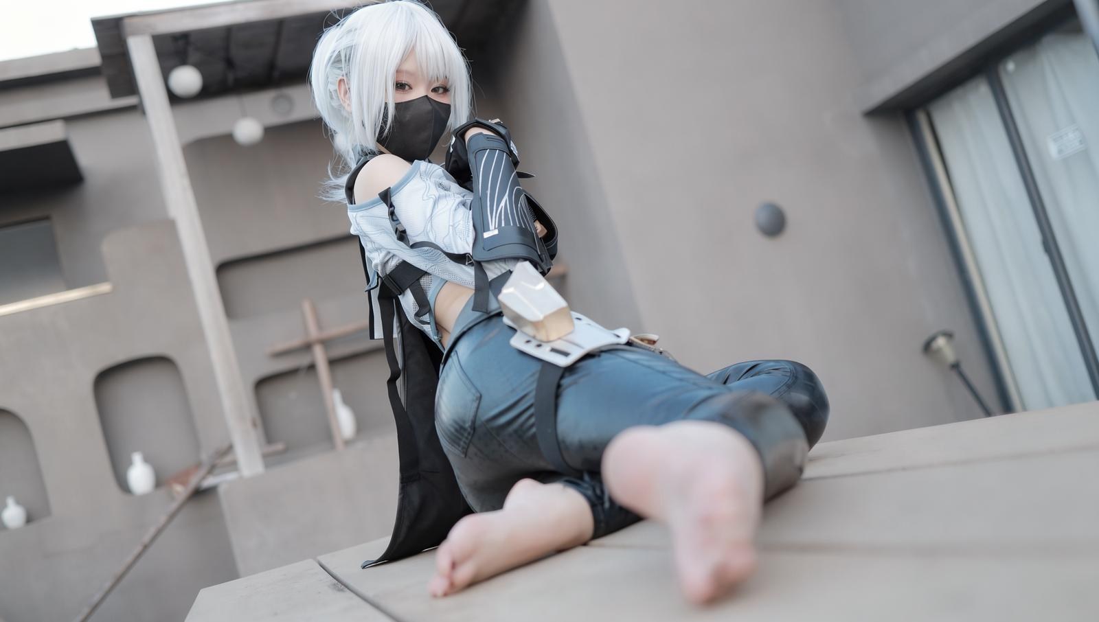 [cosplay] Mai Xiaowen - Girl Film Delta: white hair tactical outfit black stockings long legs 89P