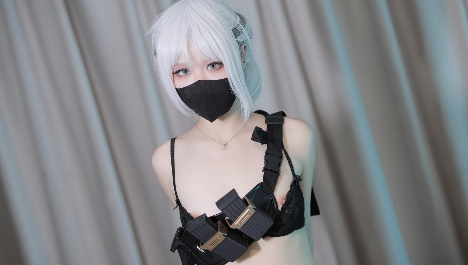 [cosplay] Mai Xiaowen - Girl Film Delta: white hair tactical outfit black stockings long legs 89P