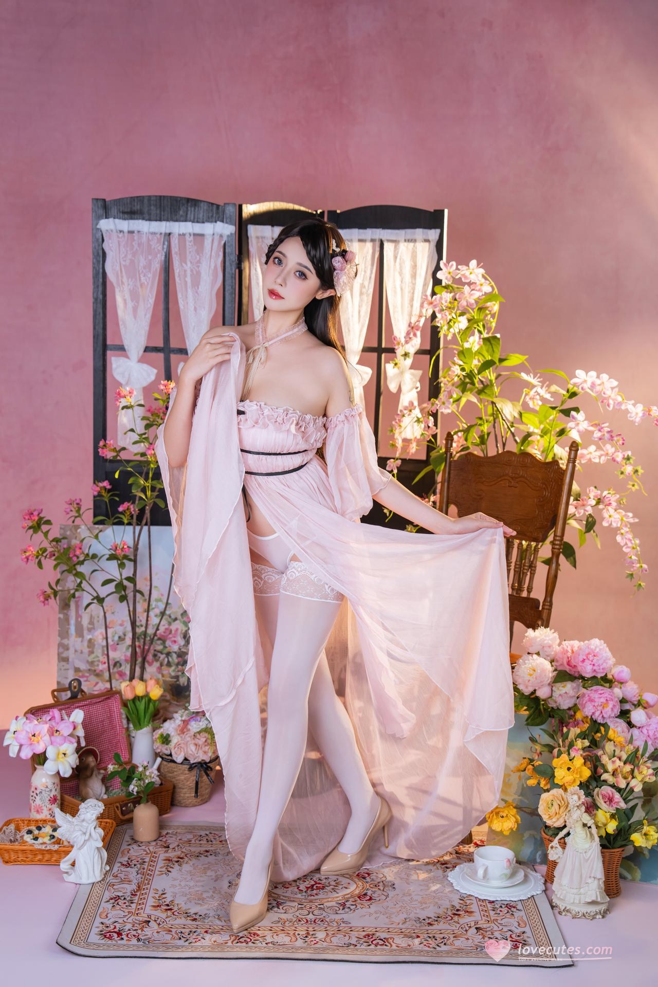 [私房] 奈汐酱nice - ชาพิงก์: ชุดชั้นในลูกไม้สีชมพู ถุงน่องขาว ห้องดอกไม้ 80P1V