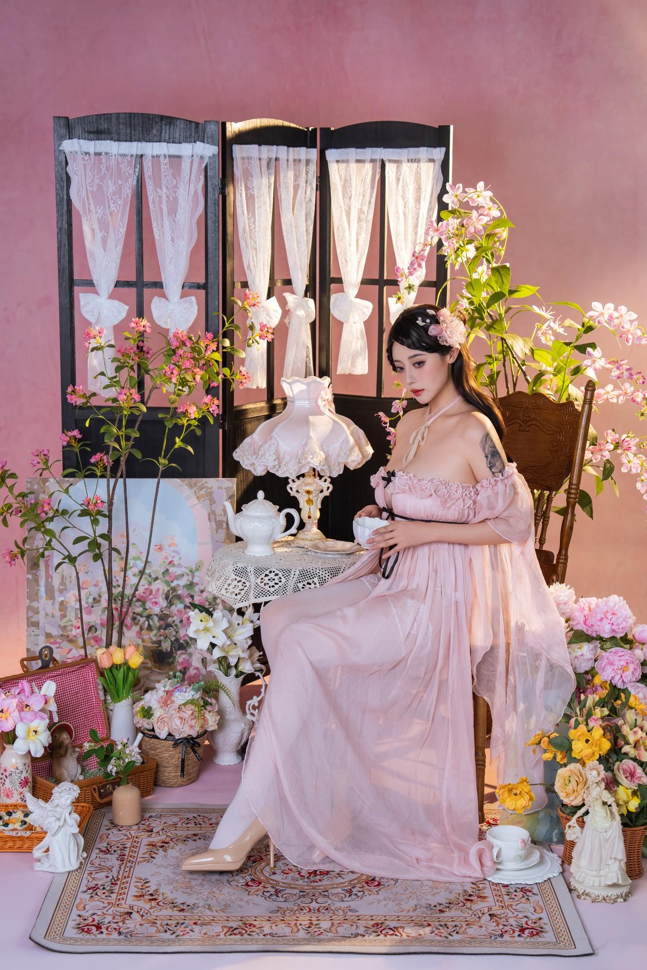 [私房] 奈汐酱nice - ชาพิงก์: ชุดชั้นในลูกไม้สีชมพู ถุงน่องขาว ห้องดอกไม้ 80P1V