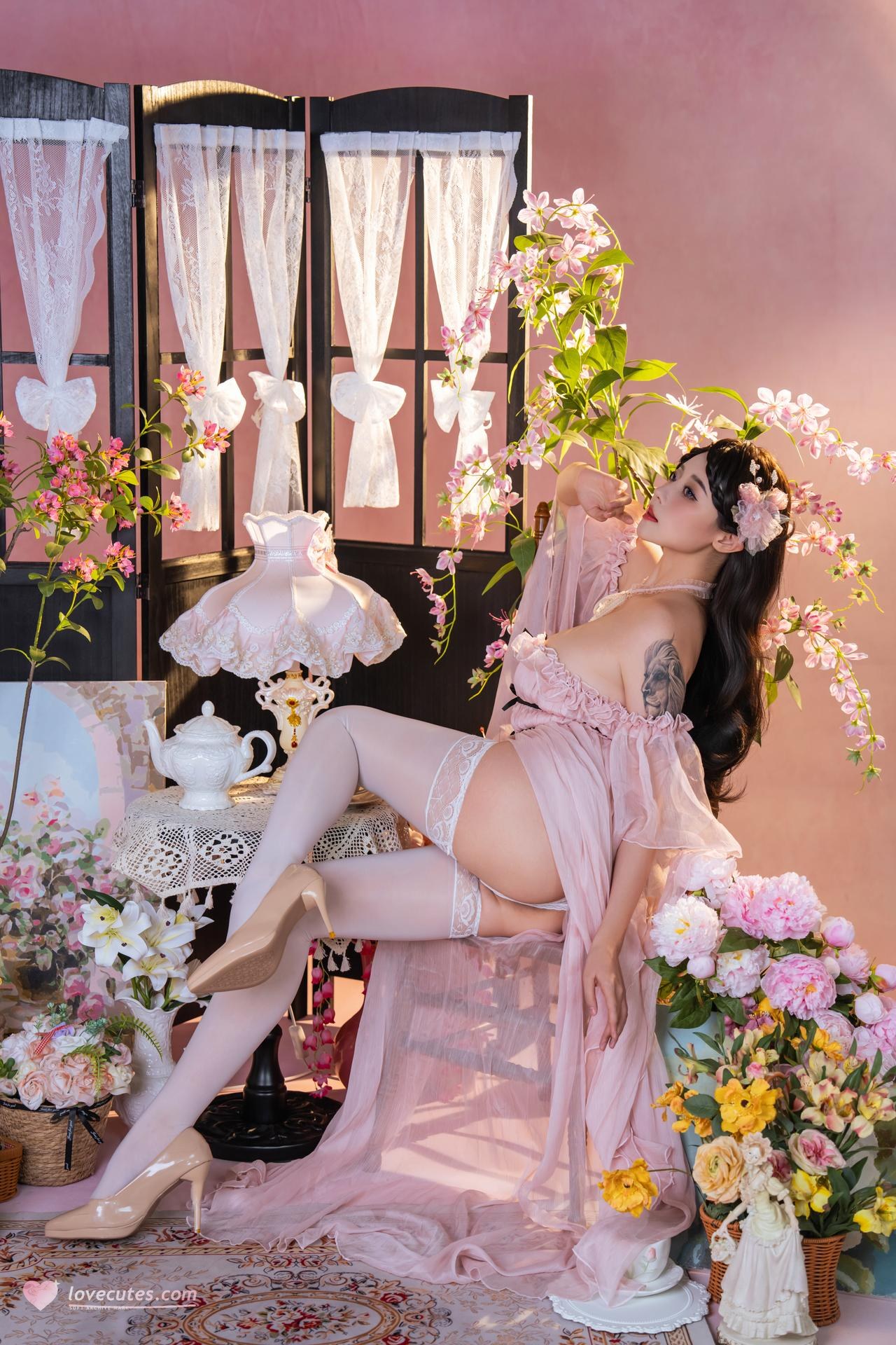 [私房] 奈汐酱nice - Trà hồng: nội y ren hồng, trắng tất trong phòng hoa 80P1V
