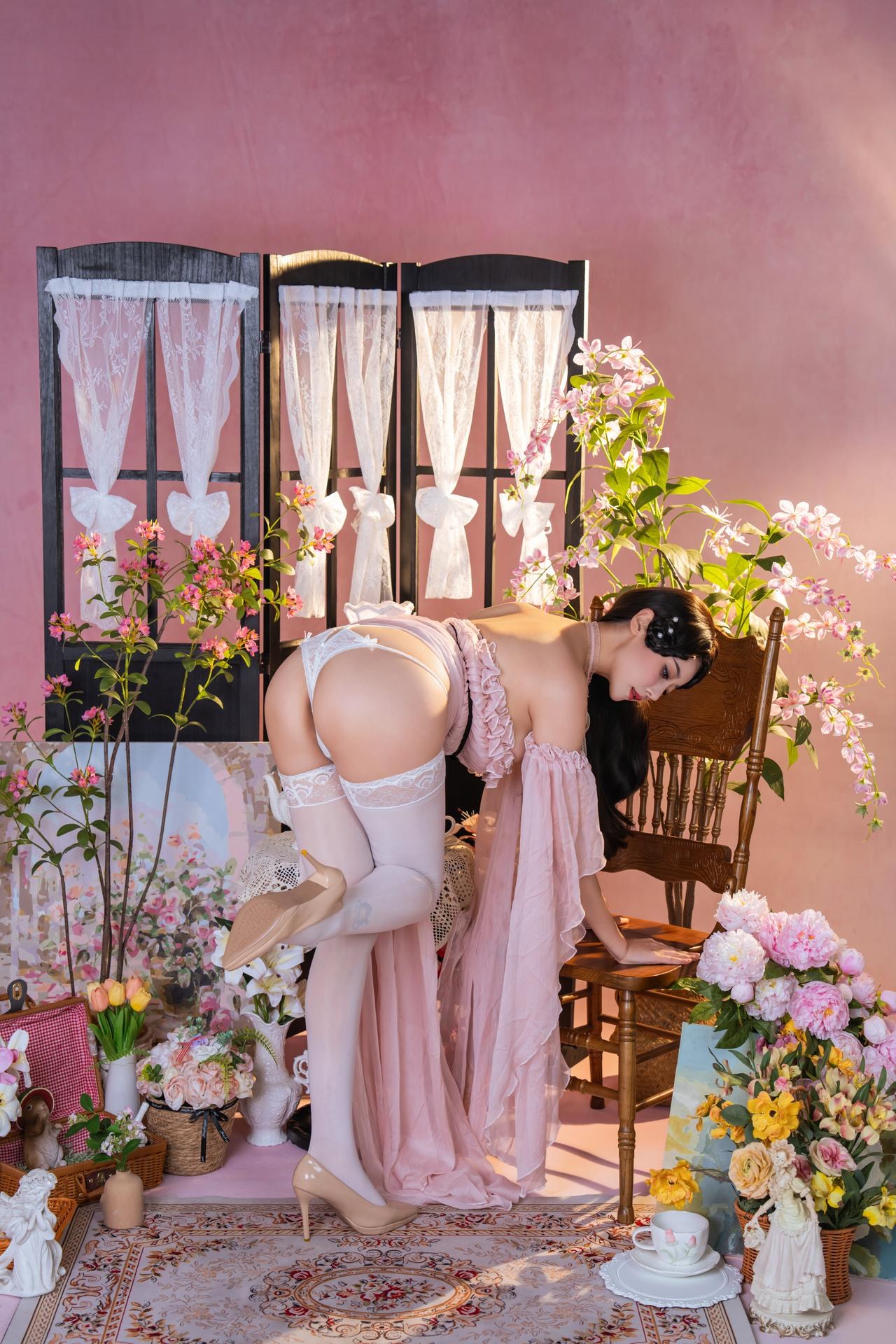 [私房] 奈汐酱nice - Trà hồng: nội y ren hồng, trắng tất trong phòng hoa 80P1V