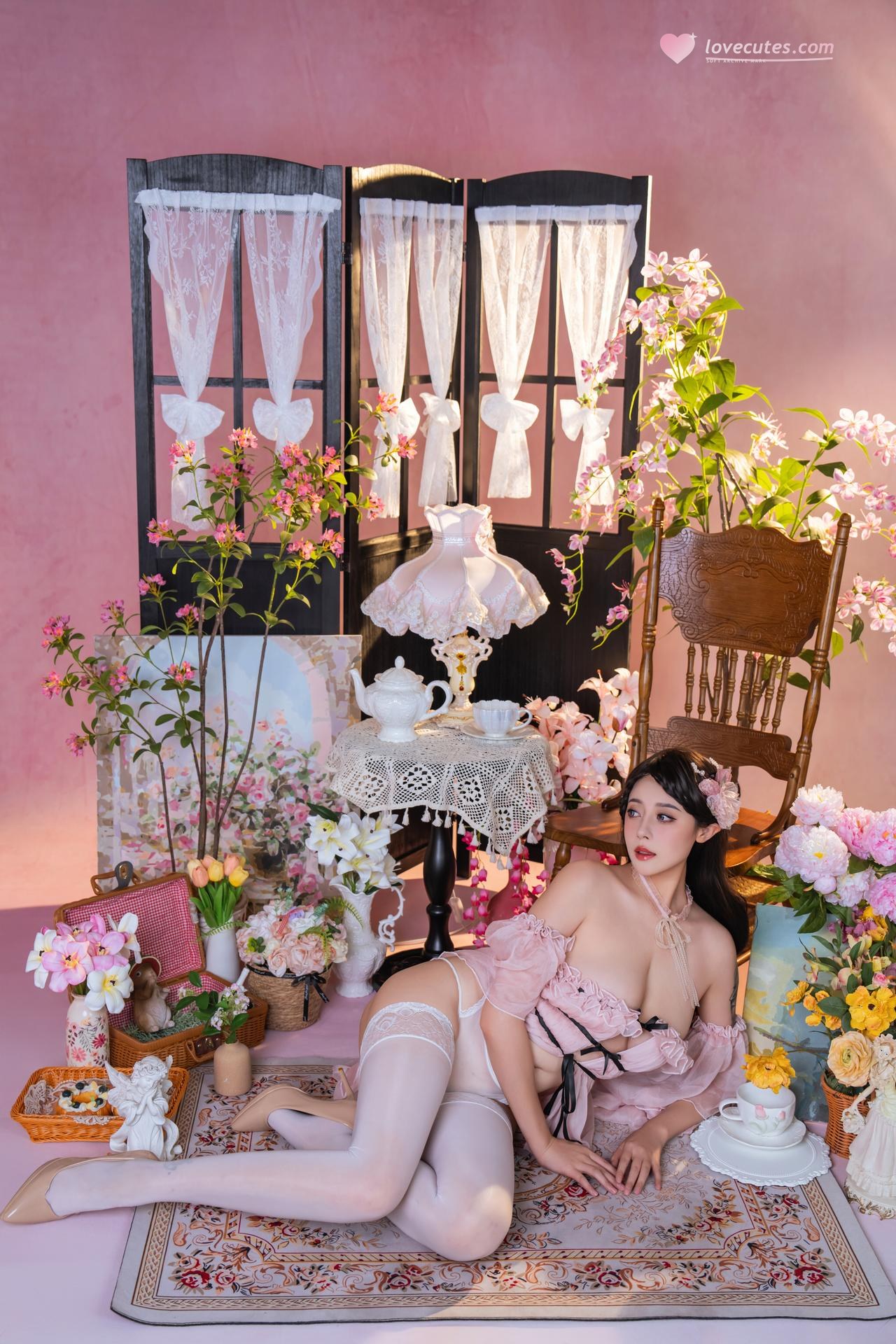 [私房] 奈汐酱nice - Trà hồng: nội y ren hồng, trắng tất trong phòng hoa 80P1V