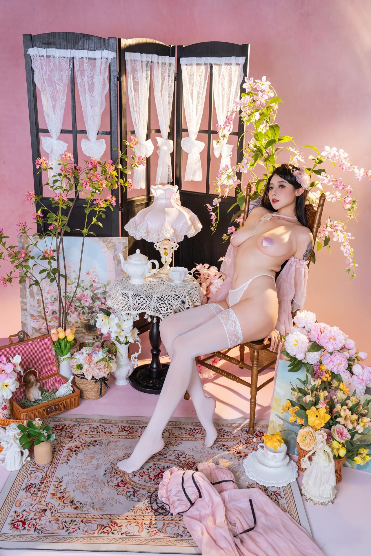[私房] 奈汐酱nice - ชาพิงก์: ชุดชั้นในลูกไม้สีชมพู ถุงน่องขาว ห้องดอกไม้ 80P1V