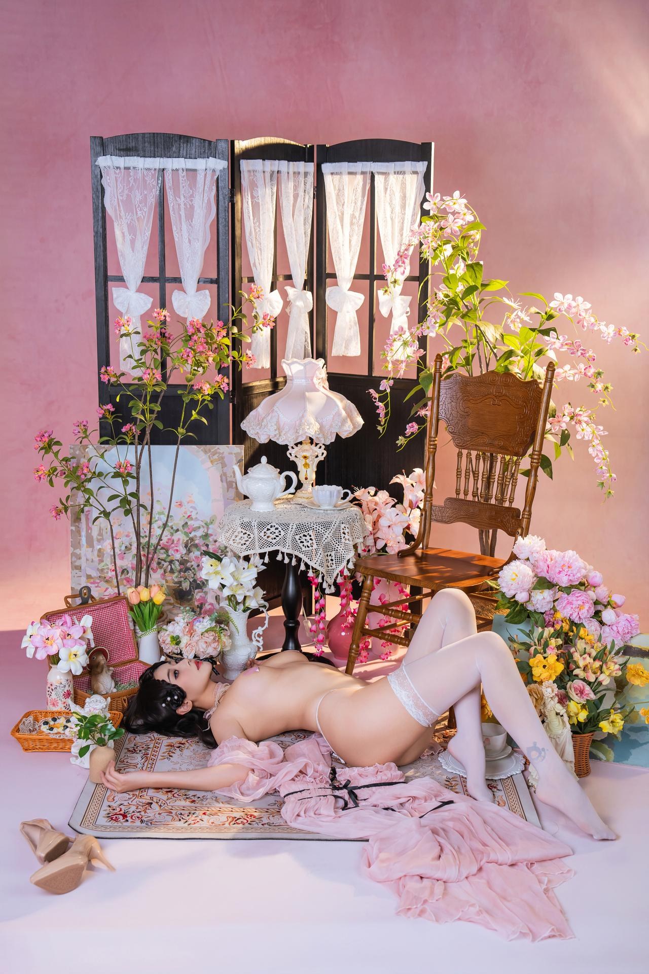 [私房] 奈汐酱nice - ชาพิงก์: ชุดชั้นในลูกไม้สีชมพู ถุงน่องขาว ห้องดอกไม้ 80P1V