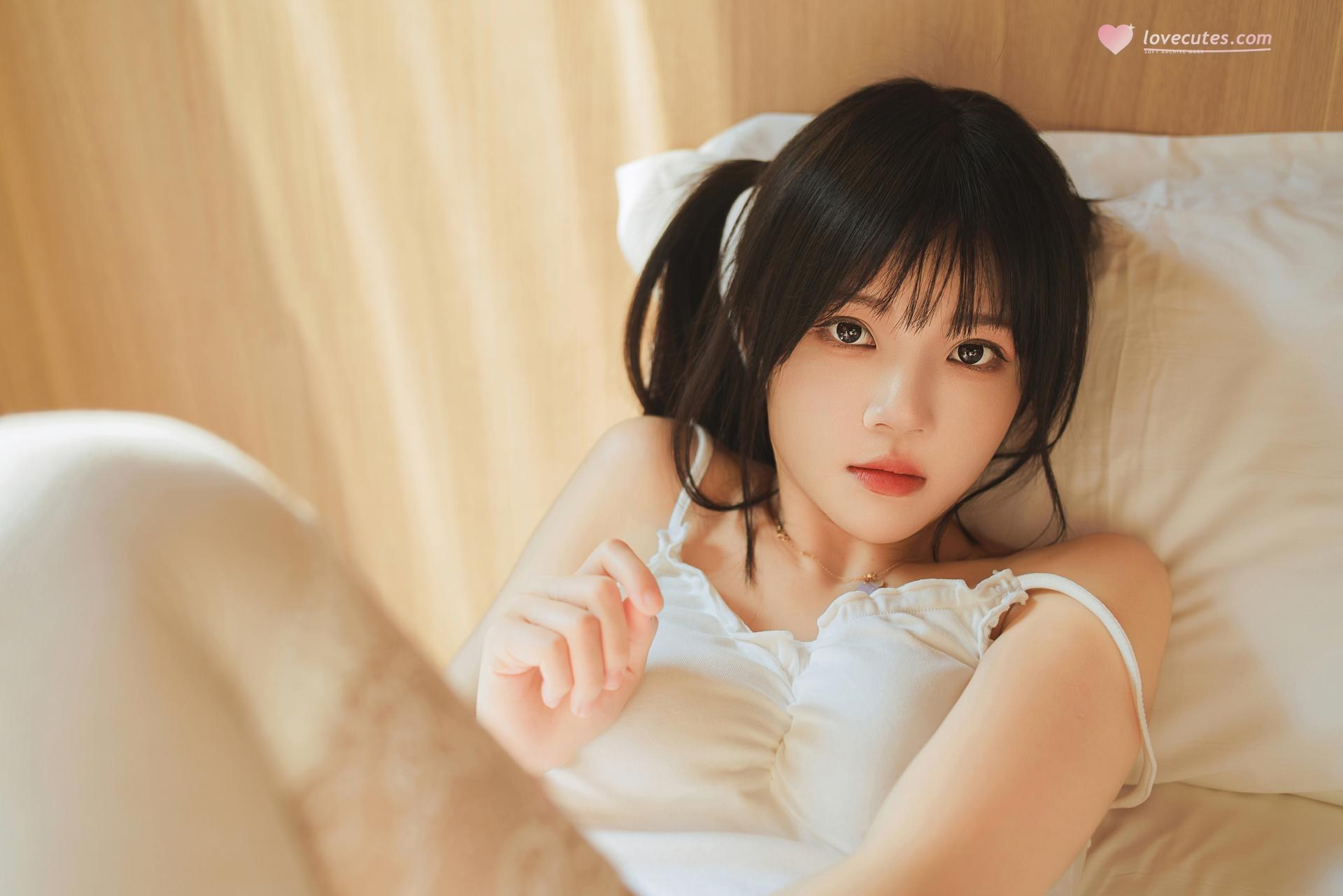 [私房] 桜桃喵 - 春日碎花：白丝碎花裙床边私房 57P1V