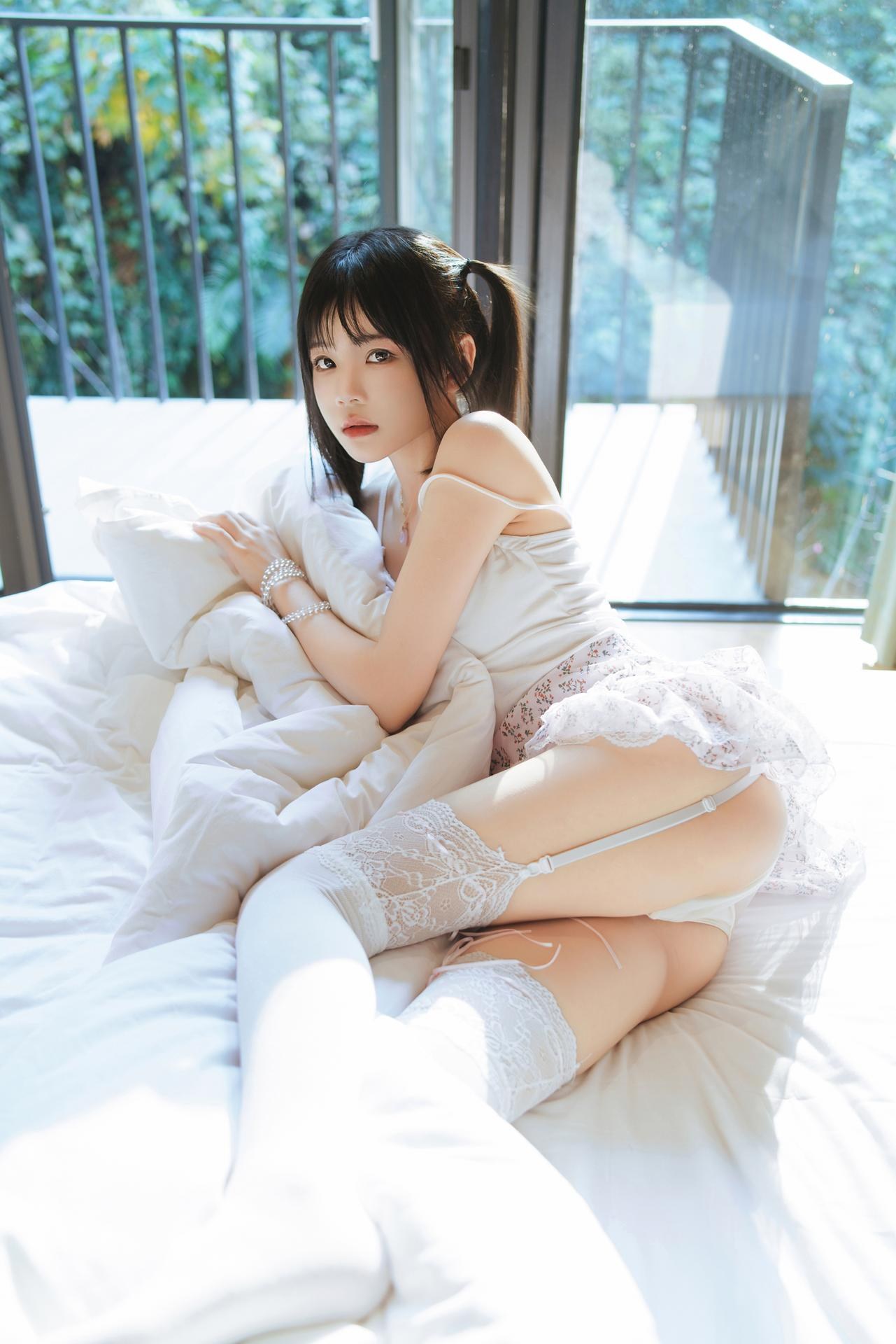 [私房] 桜桃喵 - 春日碎花：白丝碎花裙床边私房 57P1V