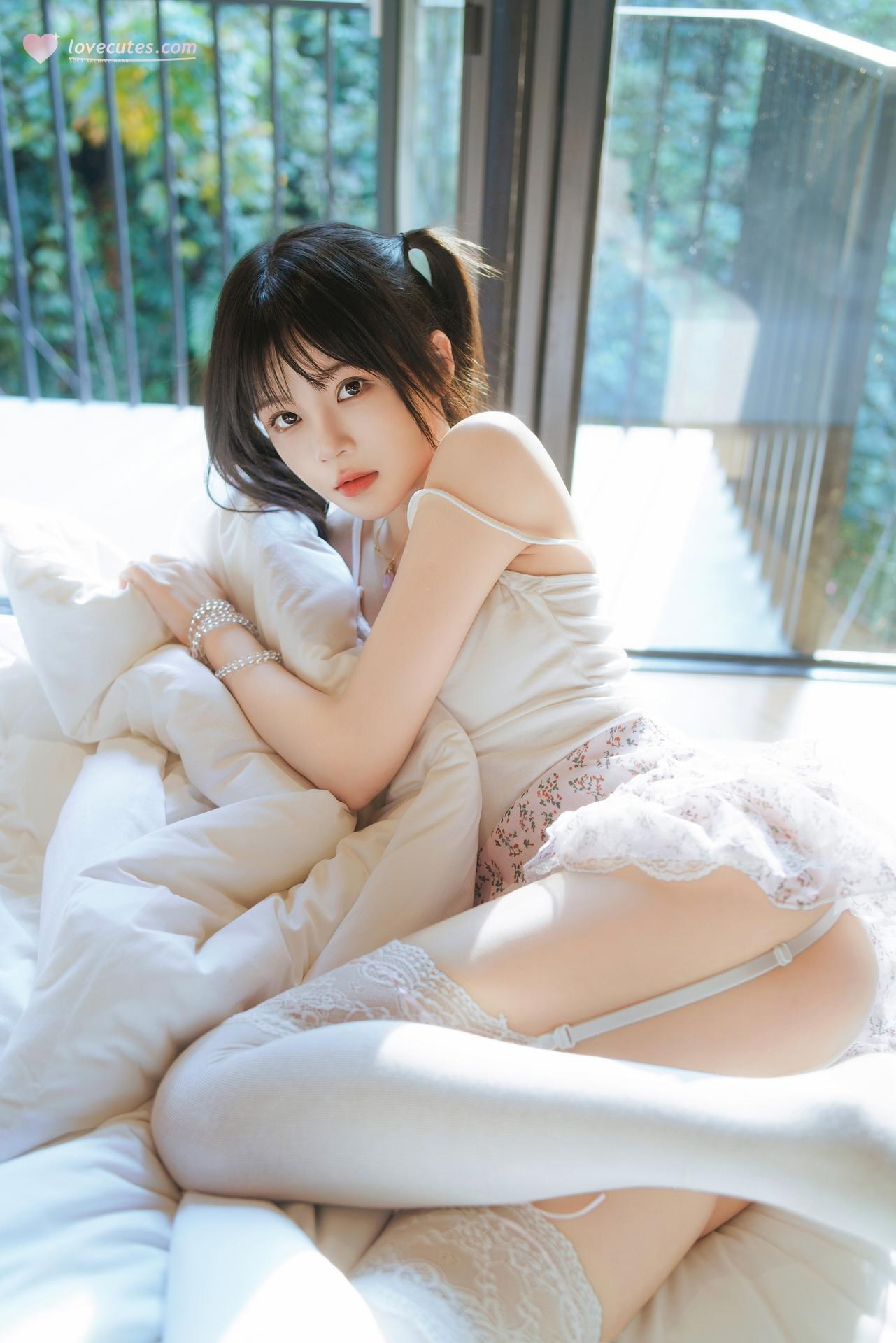 [私房] 桜桃喵 - 春日碎花：白丝碎花裙床边私房 57P1V