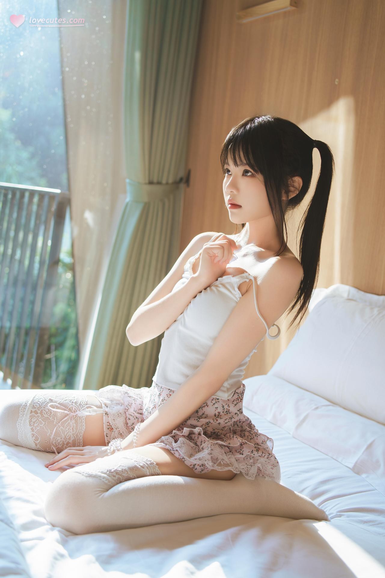 [私房] 桜桃喵 - 春日碎花：白丝碎花裙床边私房 57P1V
