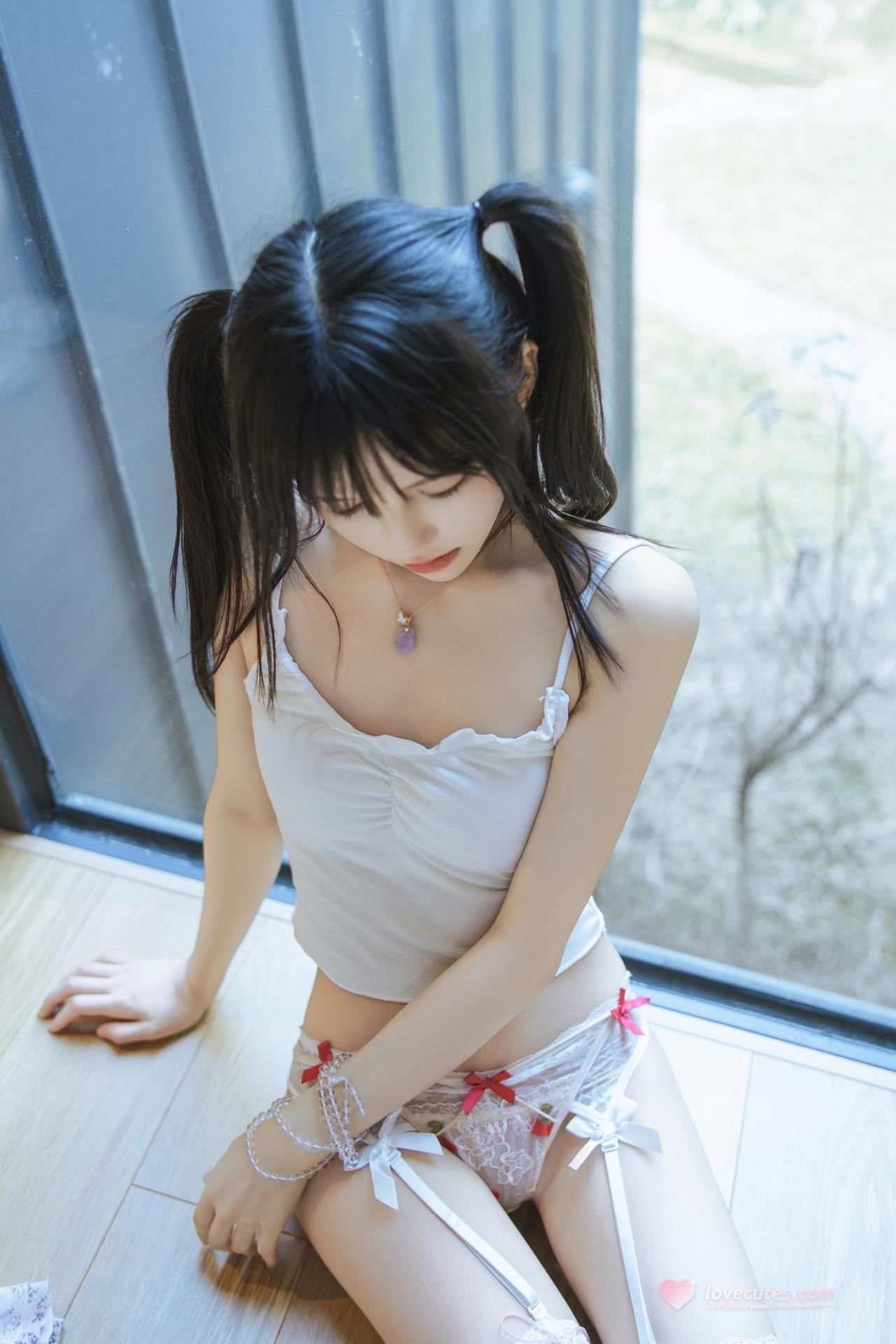 [私房] 桜桃喵 - 春日碎花：白丝碎花裙床边私房 57P1V