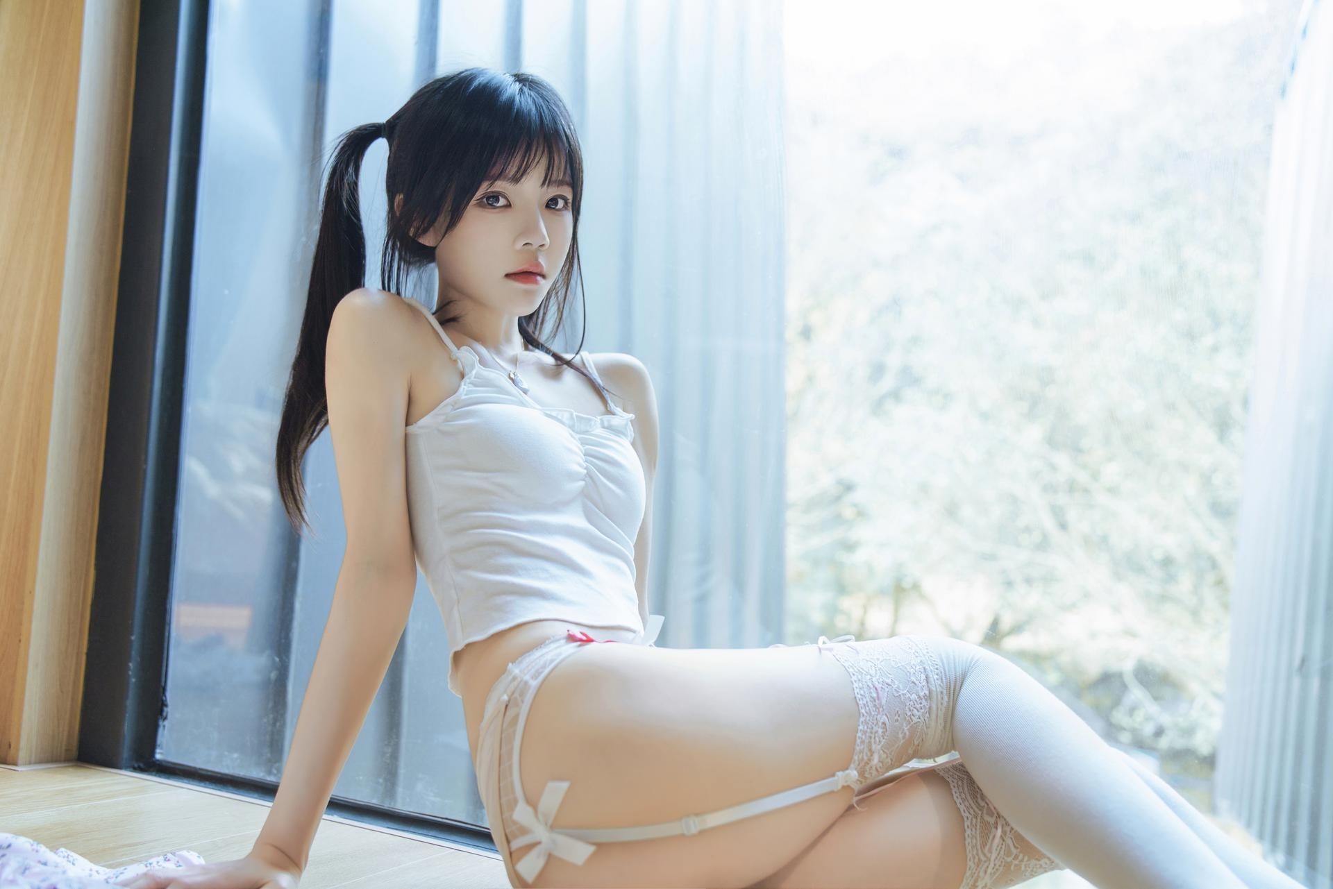 [私房] 桜桃喵 - 春日碎花：白丝碎花裙床边私房 57P1V