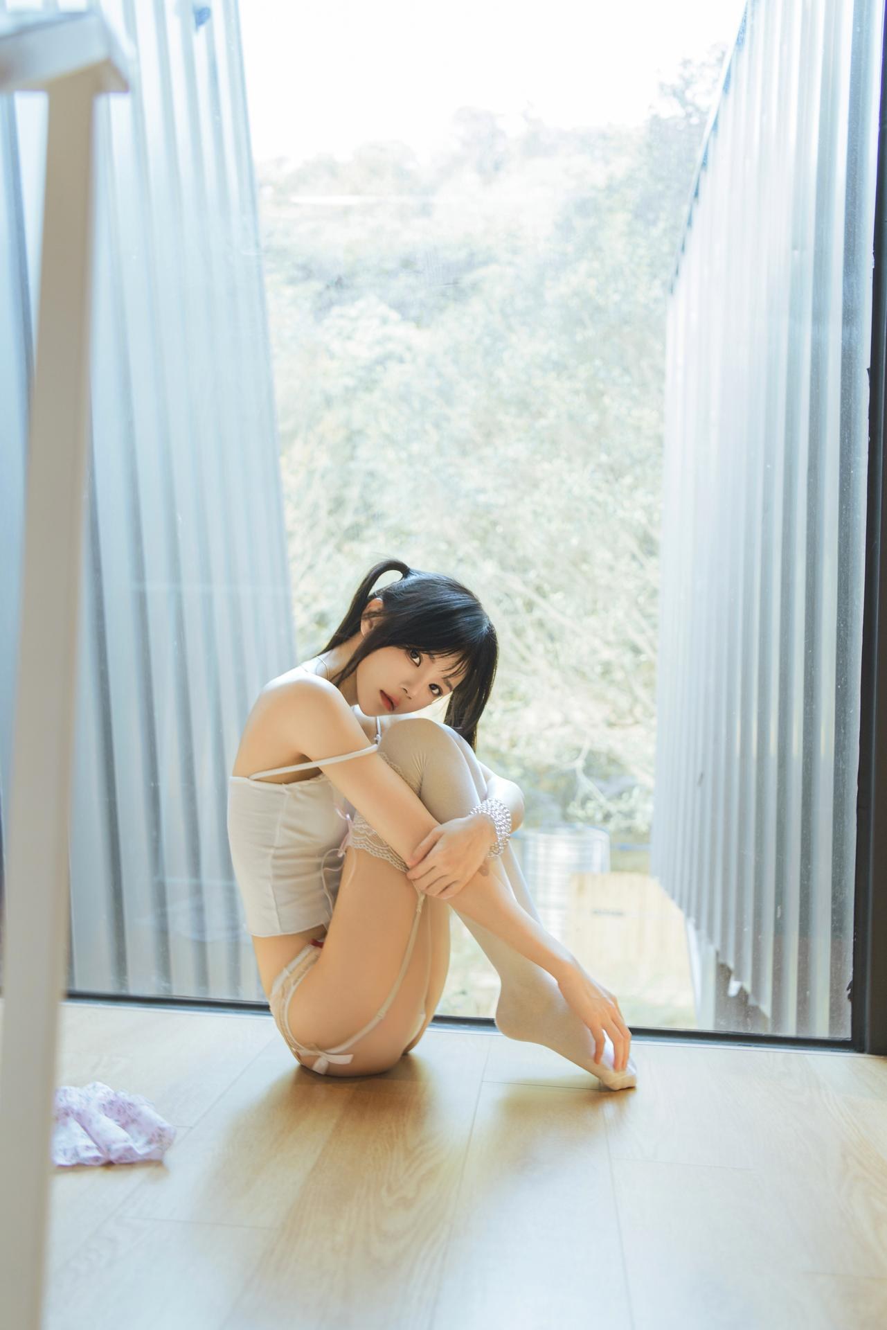 [私房] 桜桃喵 - 春日碎花：白丝碎花裙床边私房 57P1V