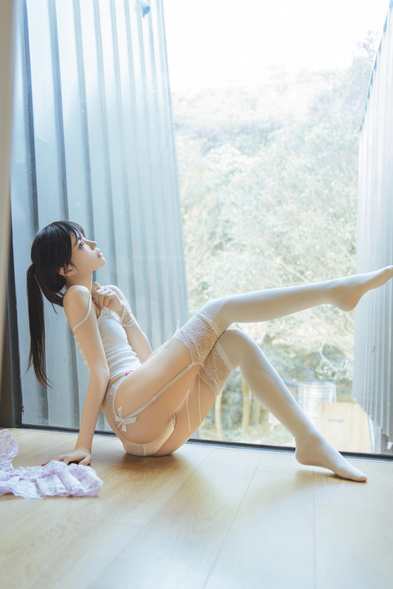 [私房] 桜桃喵 - 春日碎花：白丝碎花裙床边私房 57P1V