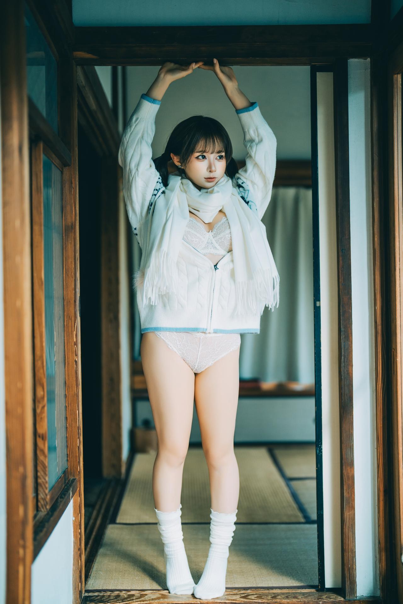 [私房] 蠢沫沫 - バレンタインデー：白レースの下着 木の小屋 私房 26P