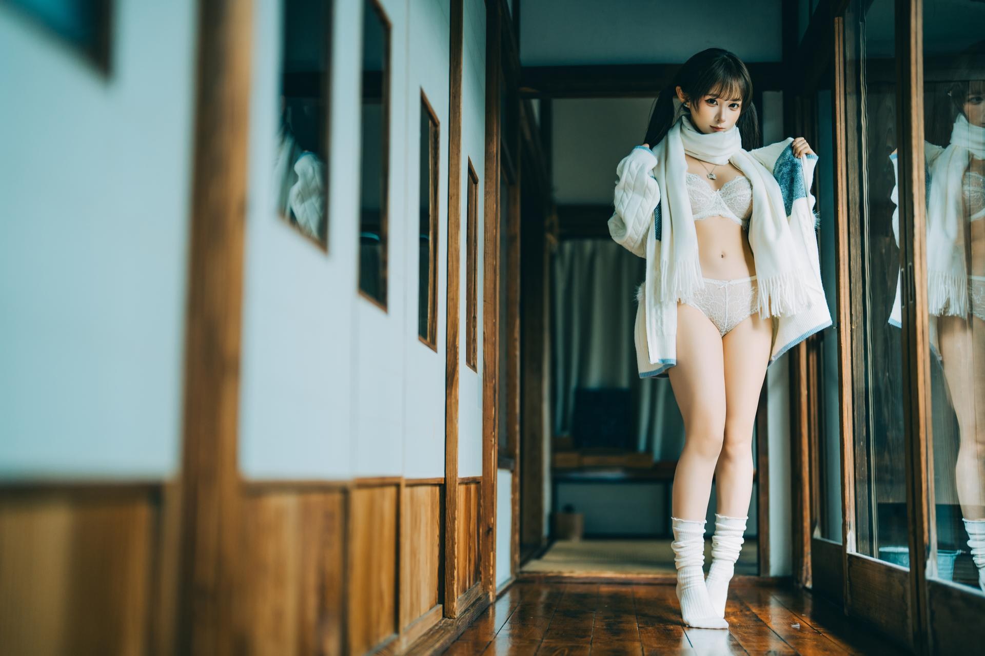 [私房] 蠢沫沫 - 情人节：白色蕾丝内衣木屋私房 26P