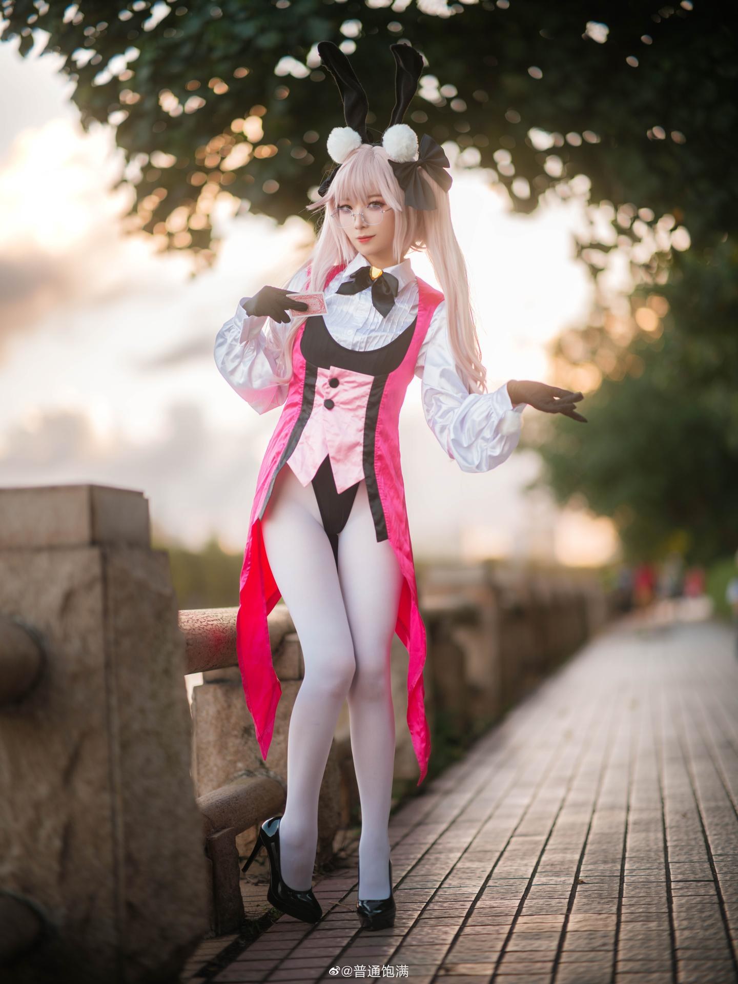 [cosplay] 封疆疆v - FGO光之高揚斯卡婭：粉色兔女郎白絲美腿 27P