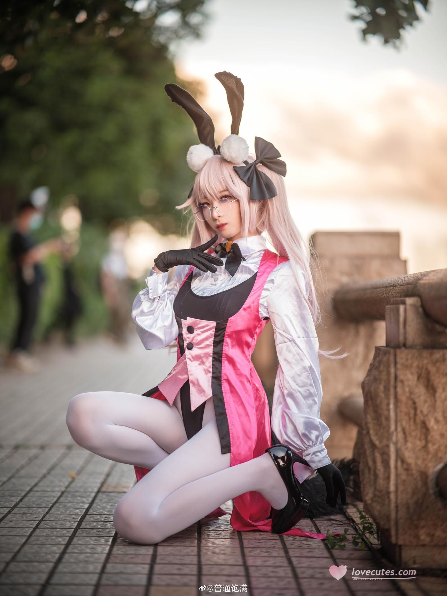 [cosplay] 封疆疆v - FGO光之高揚斯卡婭：粉色兔女郎白絲美腿 27P
