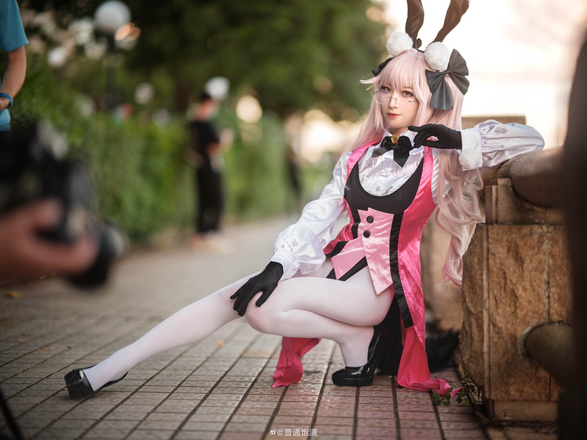 [cosplay] 封疆疆v - FGO光之高揚斯卡婭：粉色兔女郎白絲美腿 27P