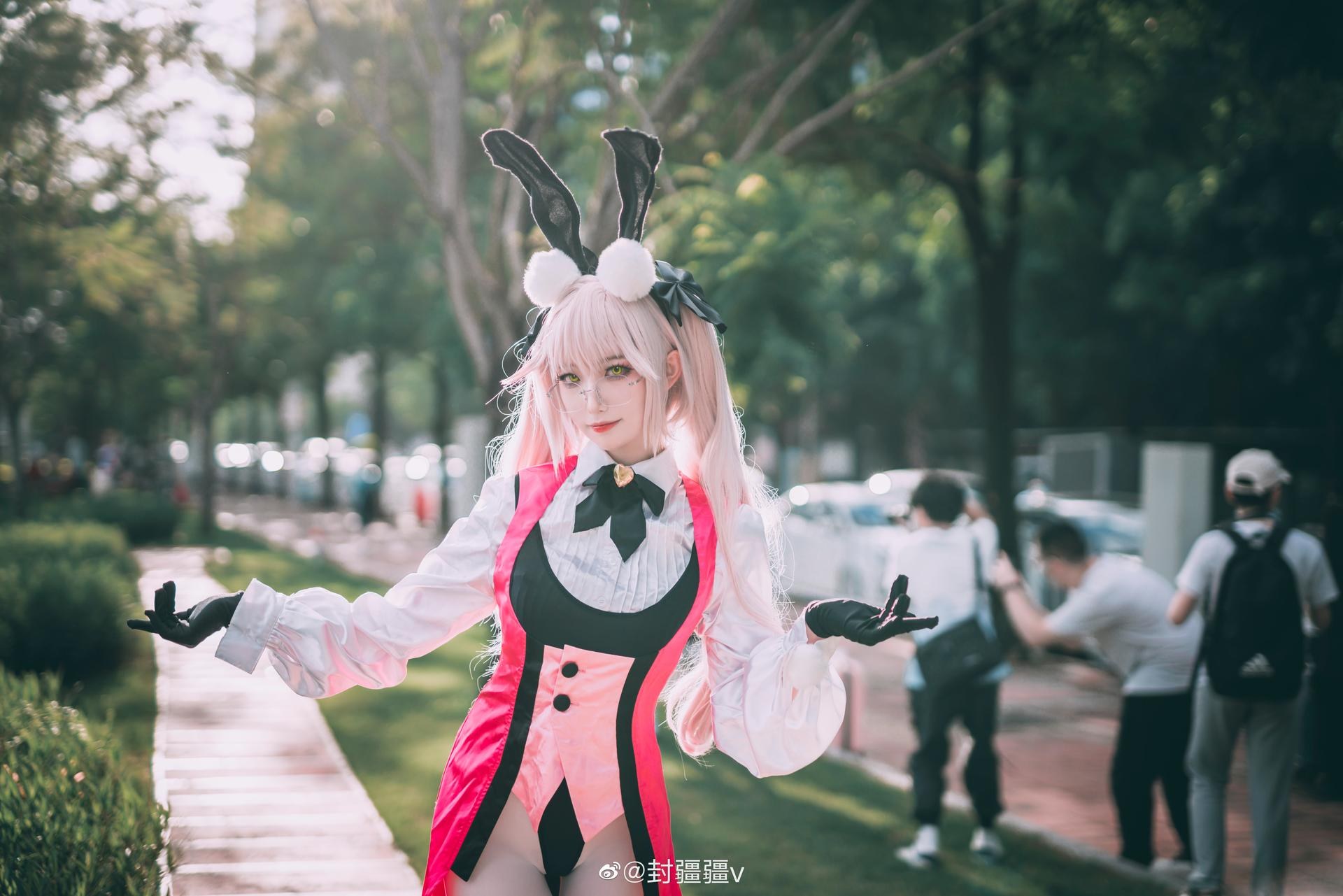 [cosplay] 封疆疆v - FGO光之高揚斯卡婭：粉色兔女郎白絲美腿 27P