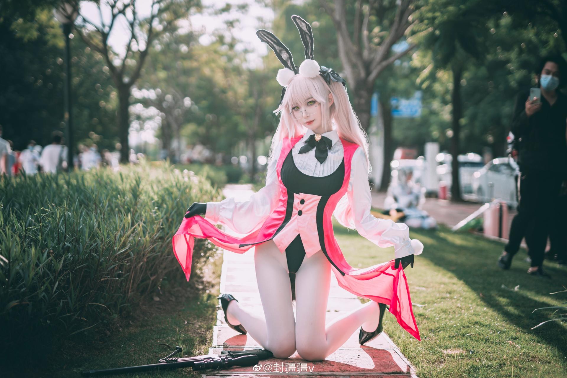 [cosplay] 封疆疆v - FGO光之高揚斯卡婭：粉色兔女郎白絲美腿 27P