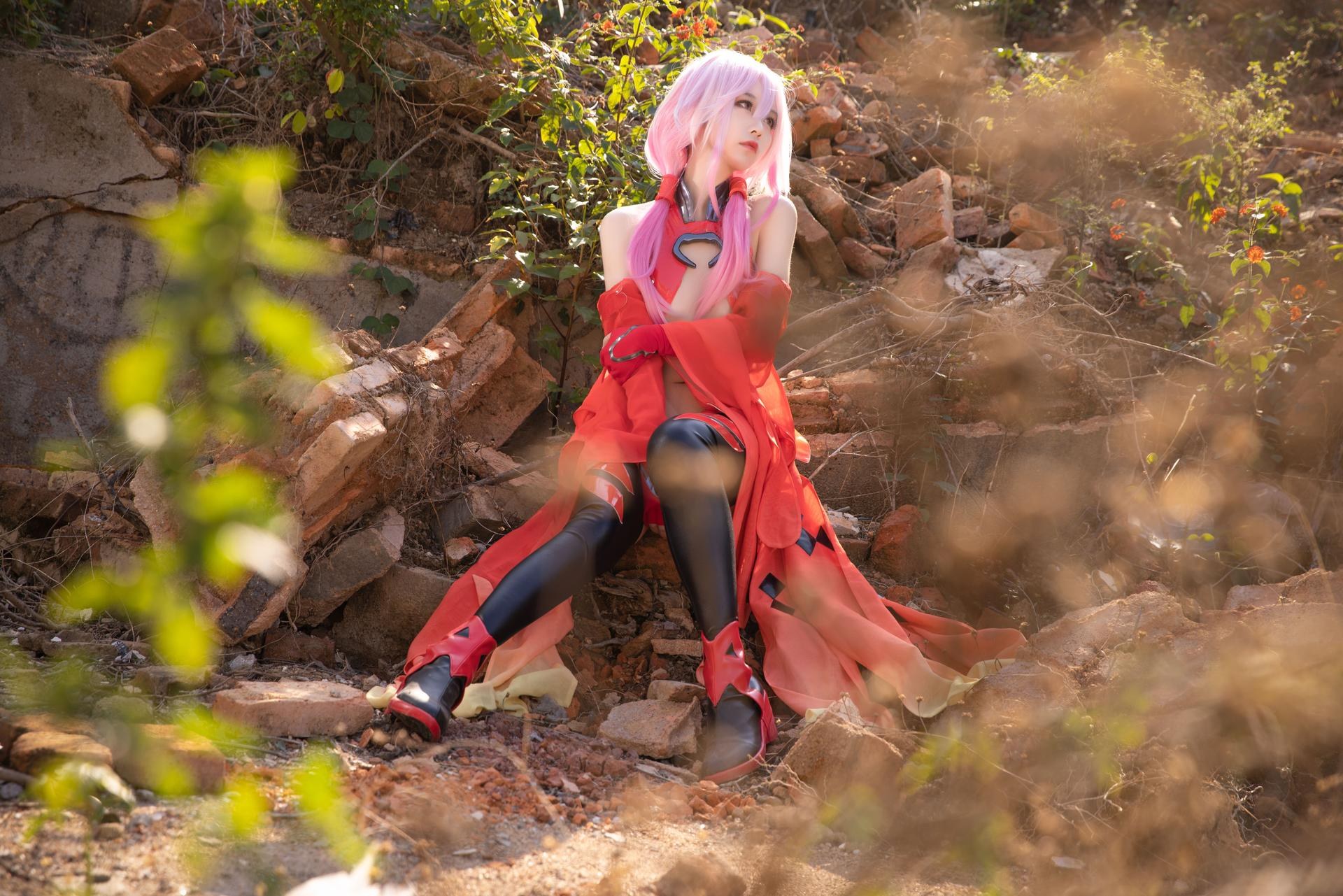[cosplay] G44不会受伤 - Guilty Crown หยาปี้ฉี: ชุดเดรสสีแดง ซากปรักหักพัง ผมยาว ขาเรียว 20P