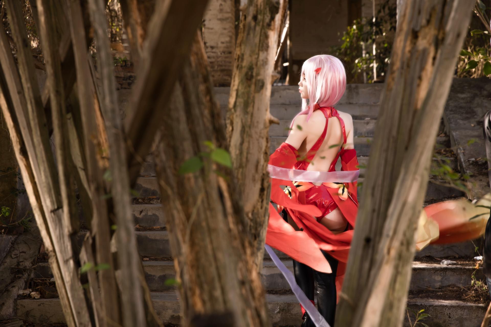 [cosplay] G44不会受伤 - Guilty Crown หยาปี้ฉี: ชุดเดรสสีแดง ซากปรักหักพัง ผมยาว ขาเรียว 20P
