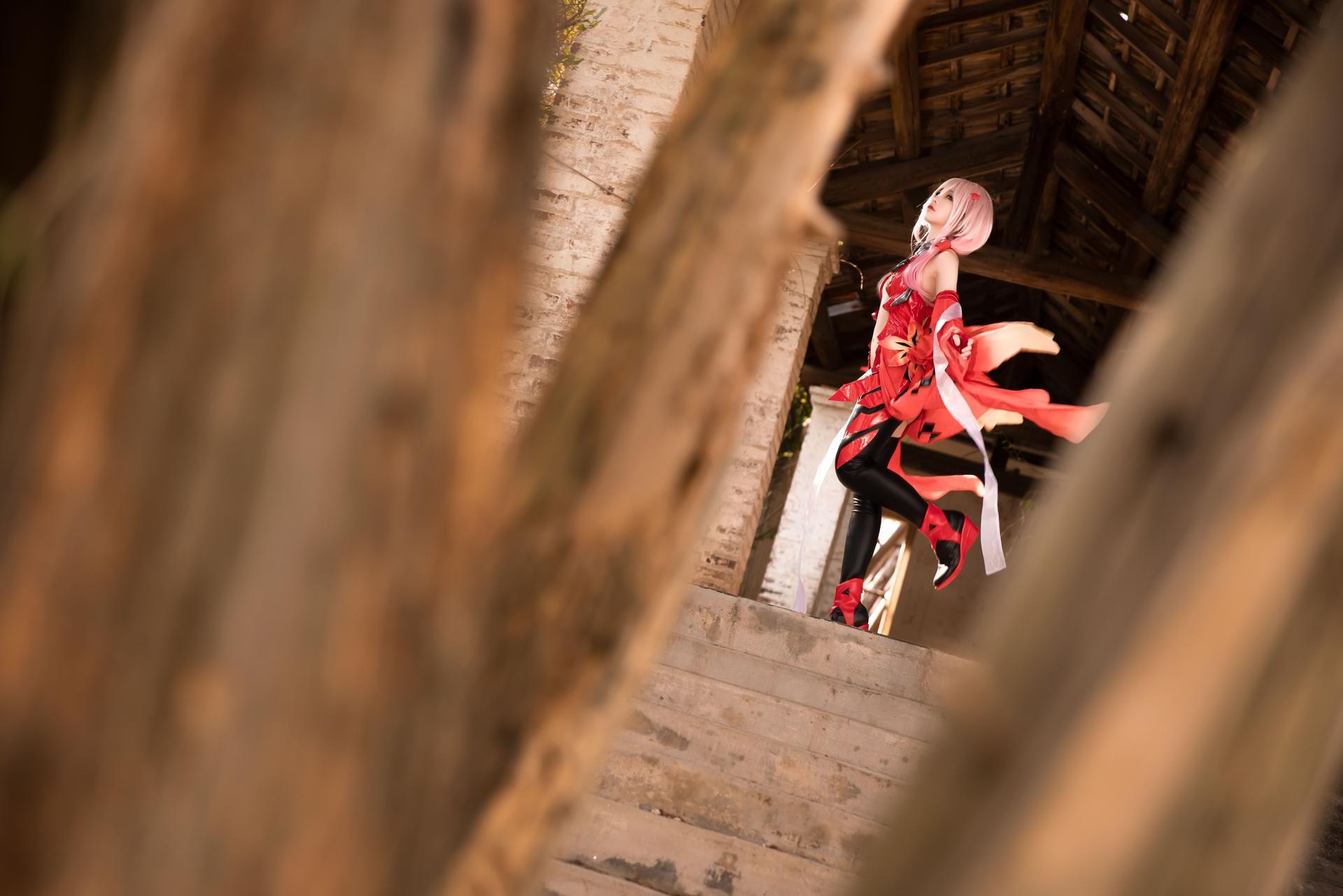 [cosplay] G44不会受伤 - Guilty Crown หยาปี้ฉี: ชุดเดรสสีแดง ซากปรักหักพัง ผมยาว ขาเรียว 20P