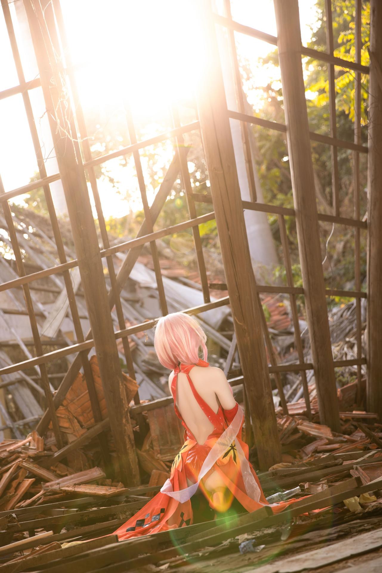 [cosplay] G44不会受伤 - Guilty Crown หยาปี้ฉี: ชุดเดรสสีแดง ซากปรักหักพัง ผมยาว ขาเรียว 20P