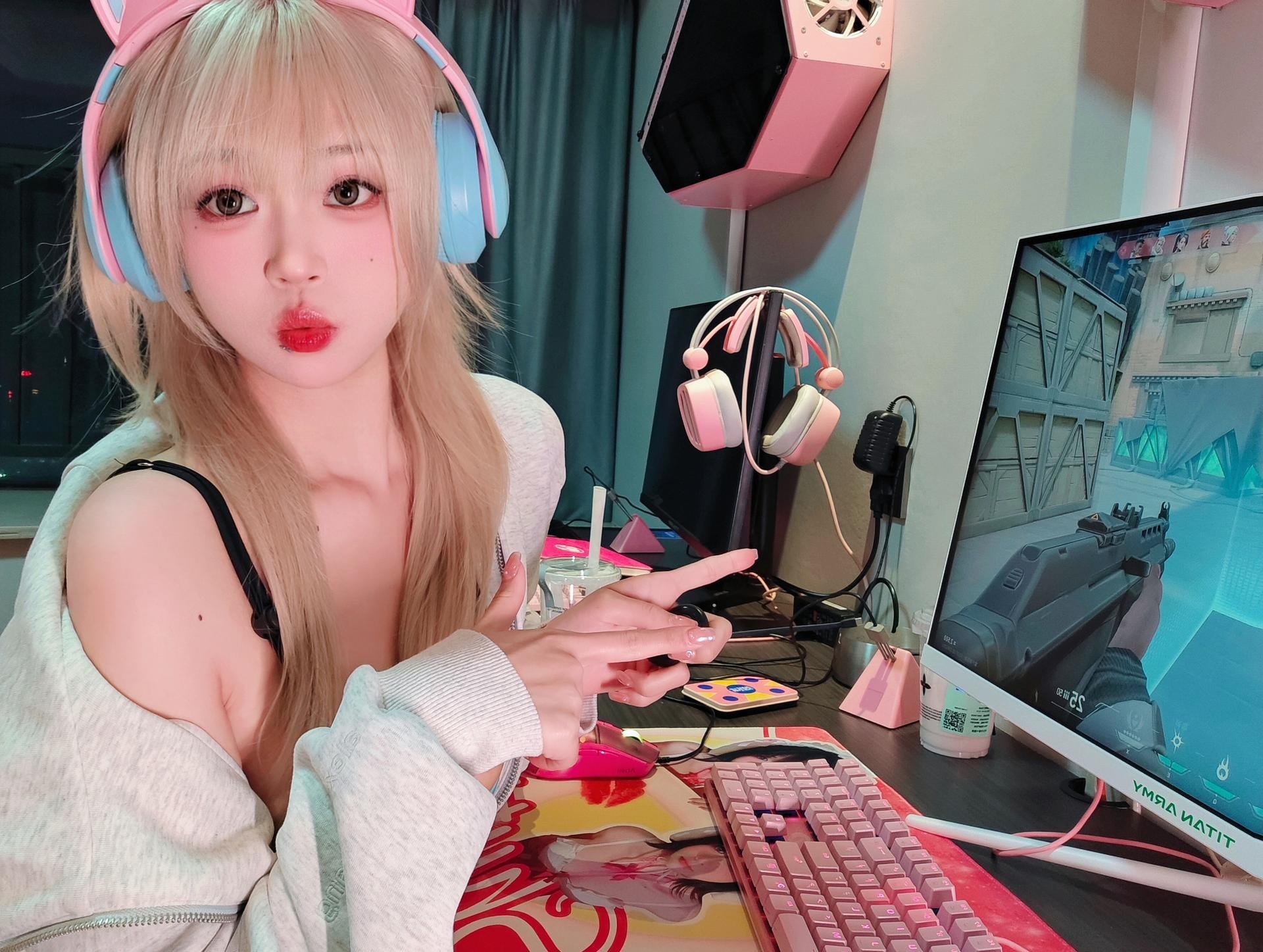 [写真] 麻薯好吃 - แฟนสาวสายอีสปอร์ต: ธีมเกมในบ้าน ถุงน่องสีดำ ขาเรียวสวย 85P